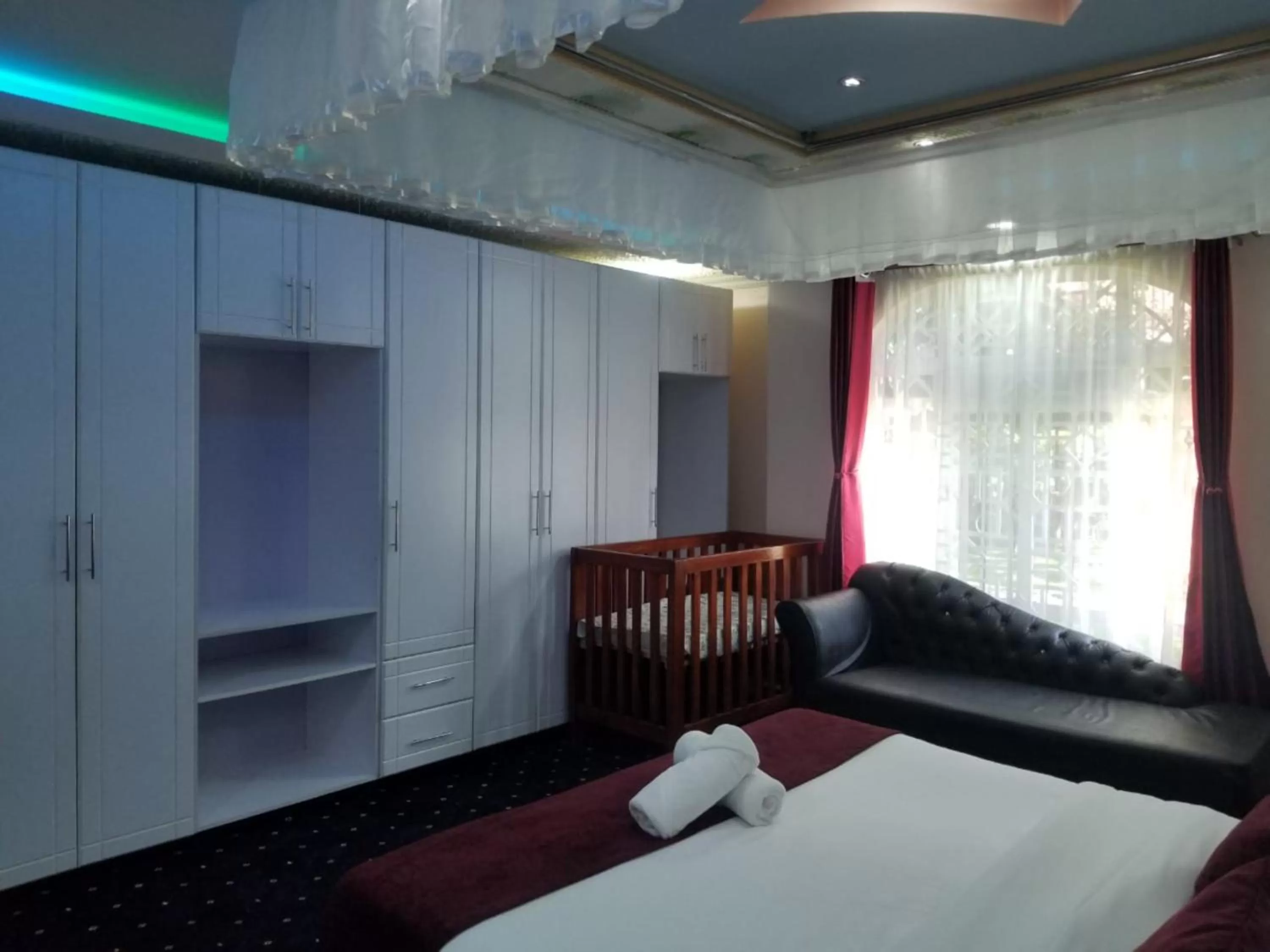 Bed in Lovely Garden Guest Home