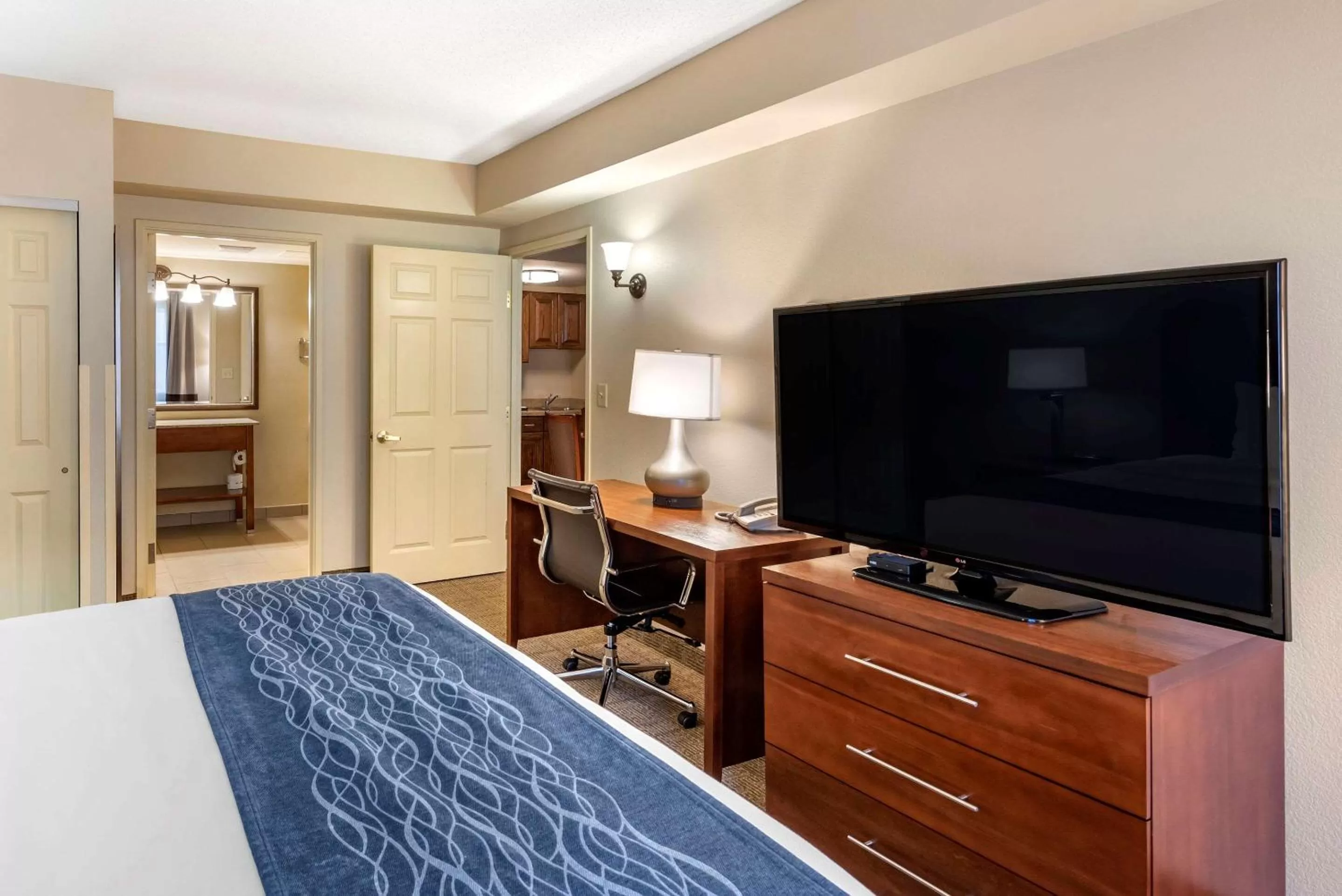 Photo of the whole room, Bed in Comfort Inn & Suites Virginia Beach - Norfolk Airport