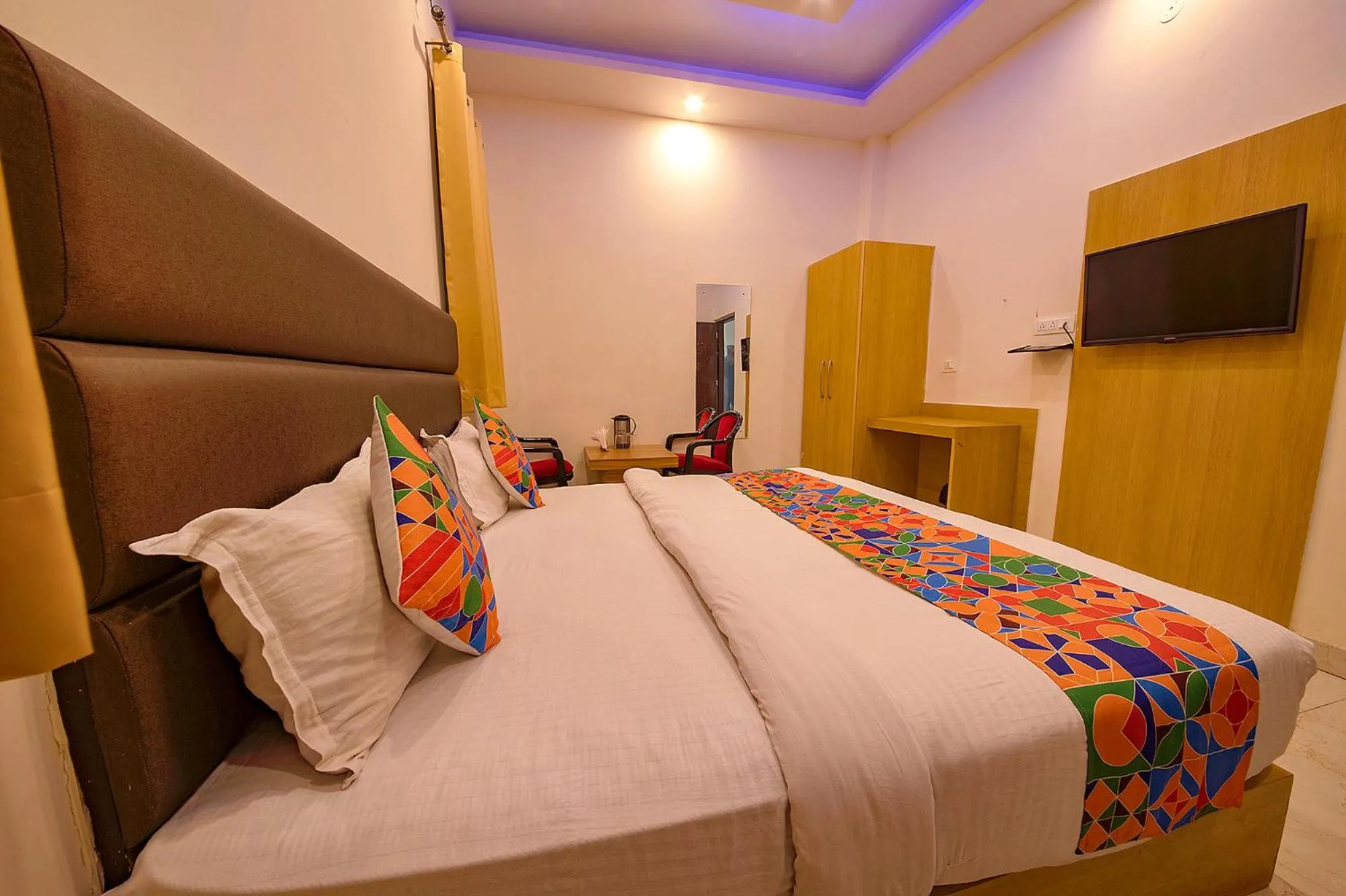 Communal lounge/ TV room in FabHotel As Residency