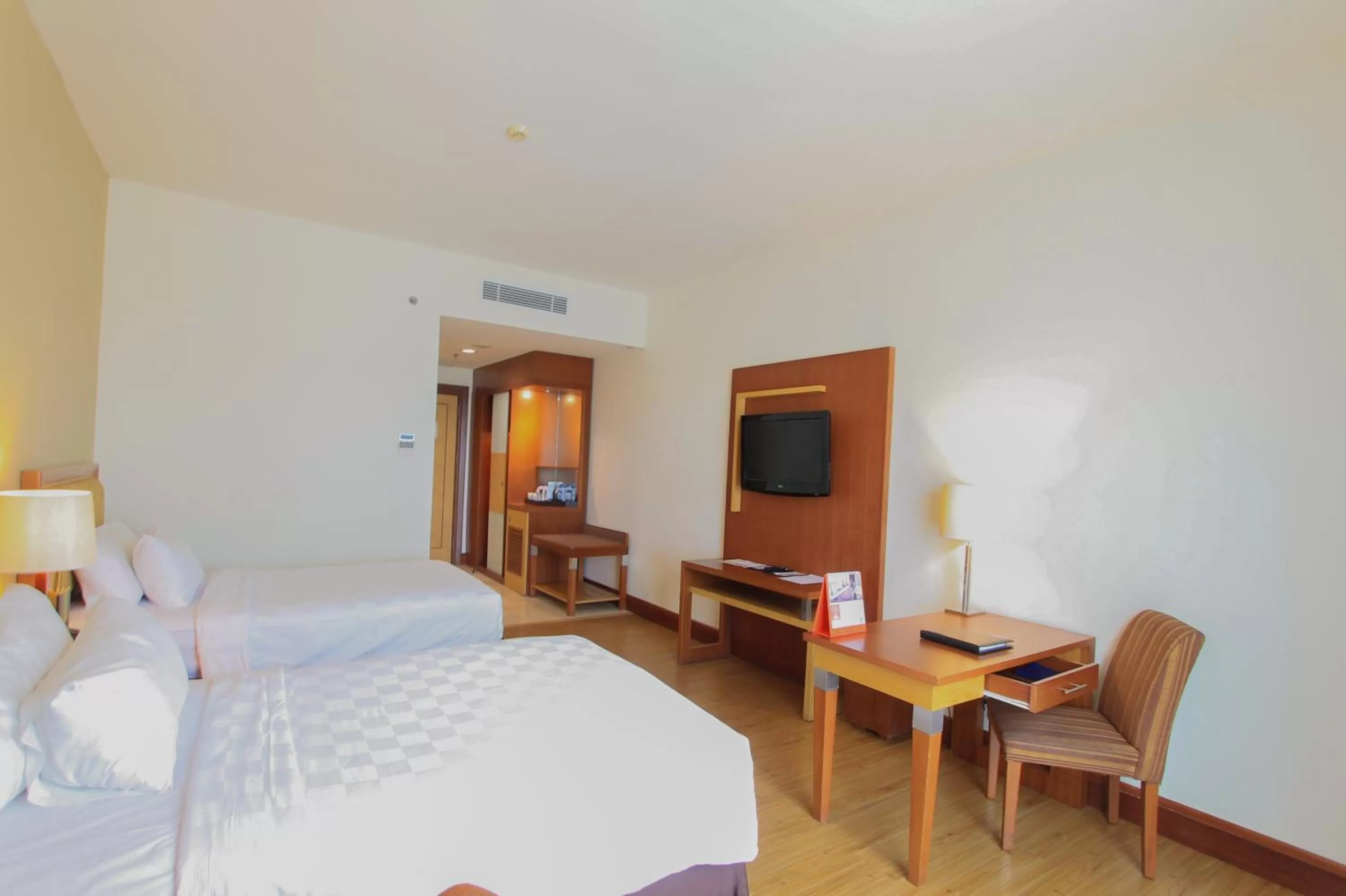 TV and multimedia, Bed in Swiss-Belhotel Maleosan Manado