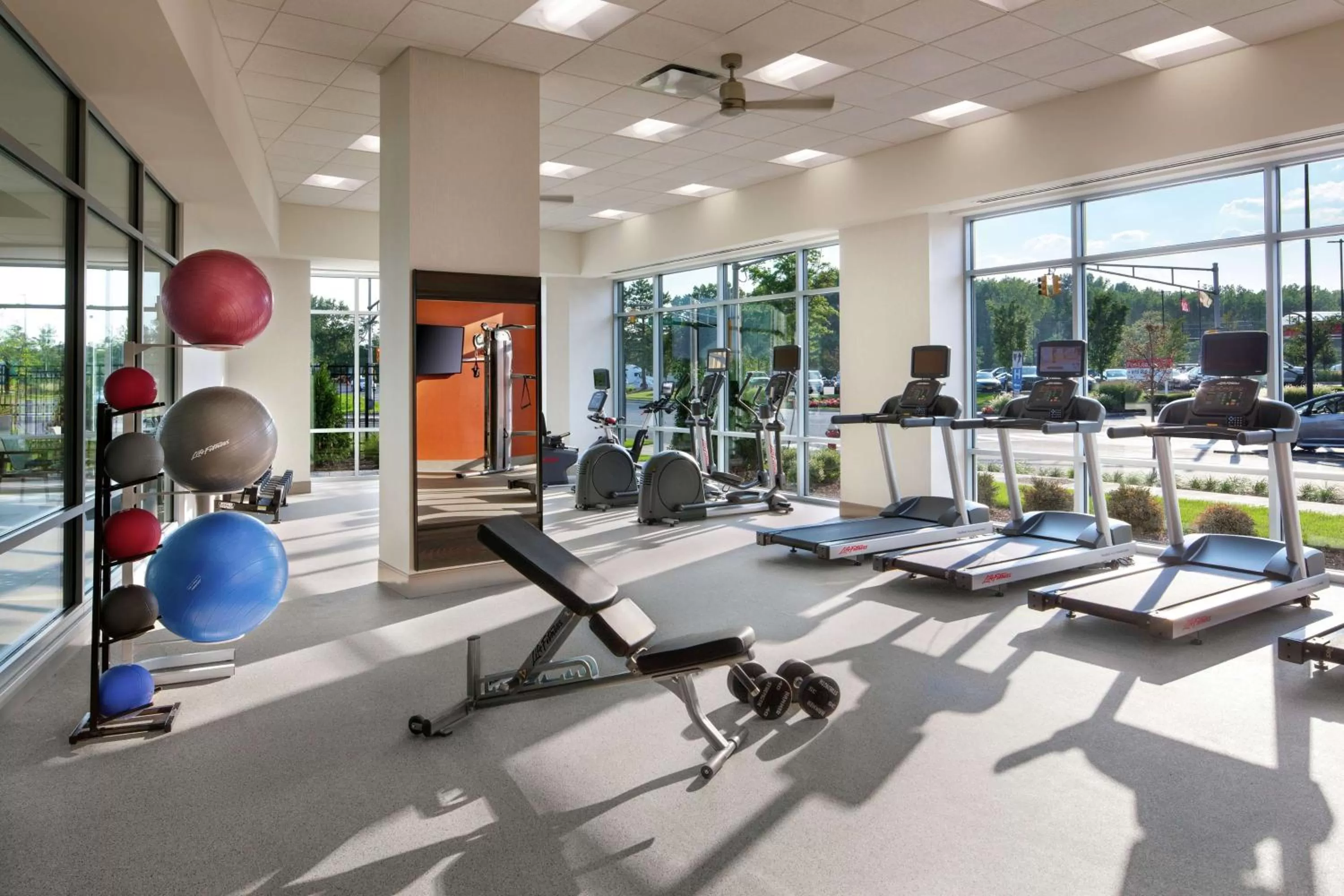 Fitness centre/facilities in Hampton Inn & Suites Teaneck/Glenpointe