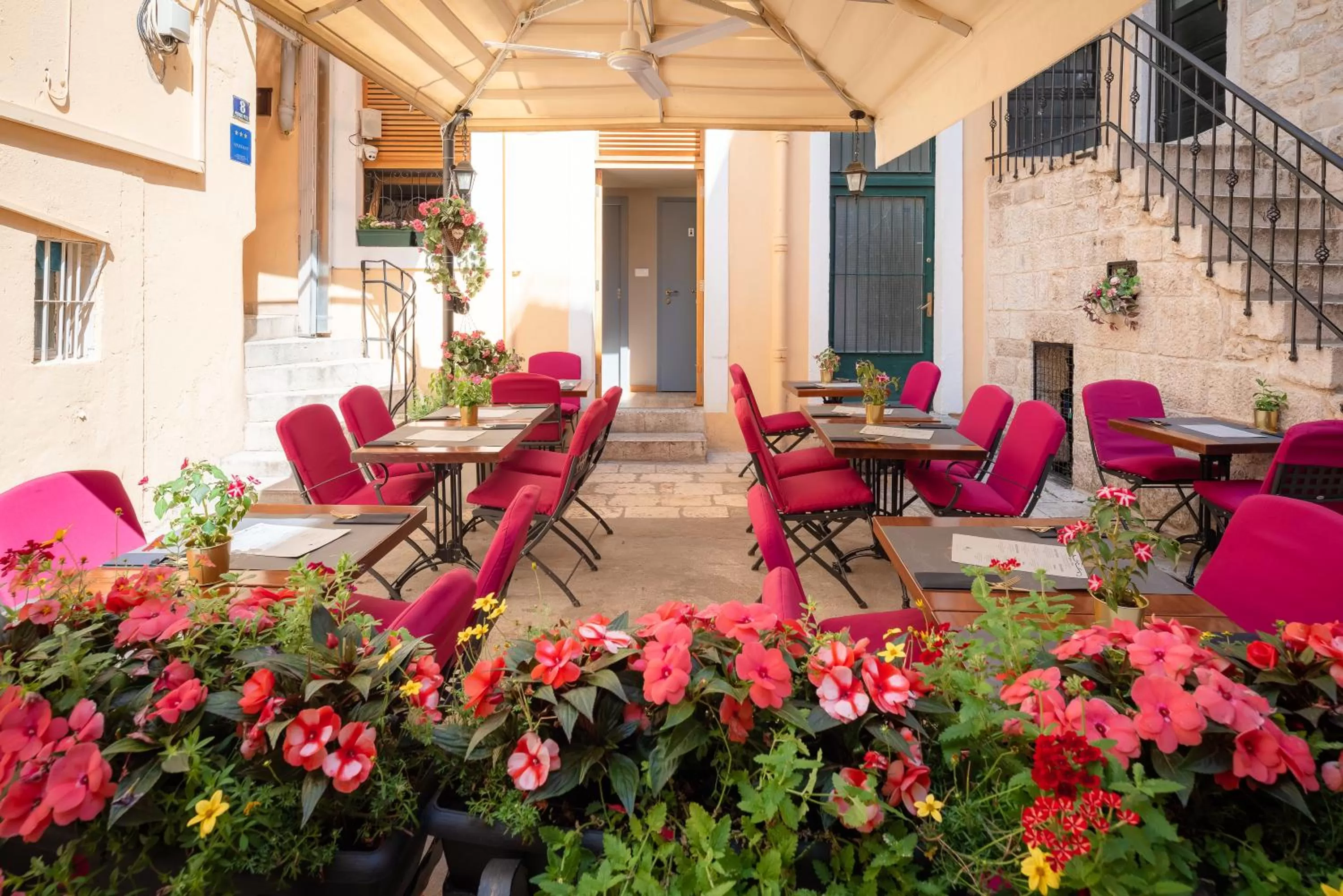 Restaurant/places to eat in Piazza Heritage Hotel