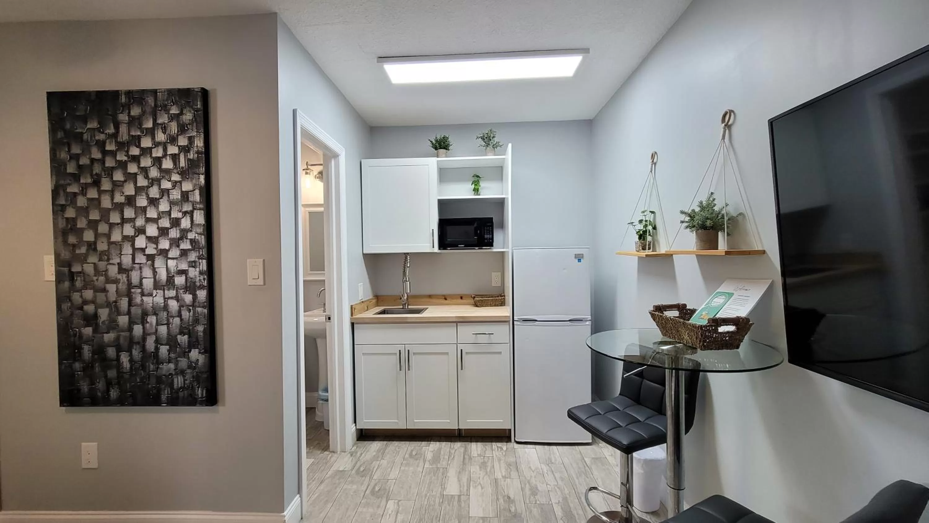 Kitchen or kitchenette in Barefoot mailman motel