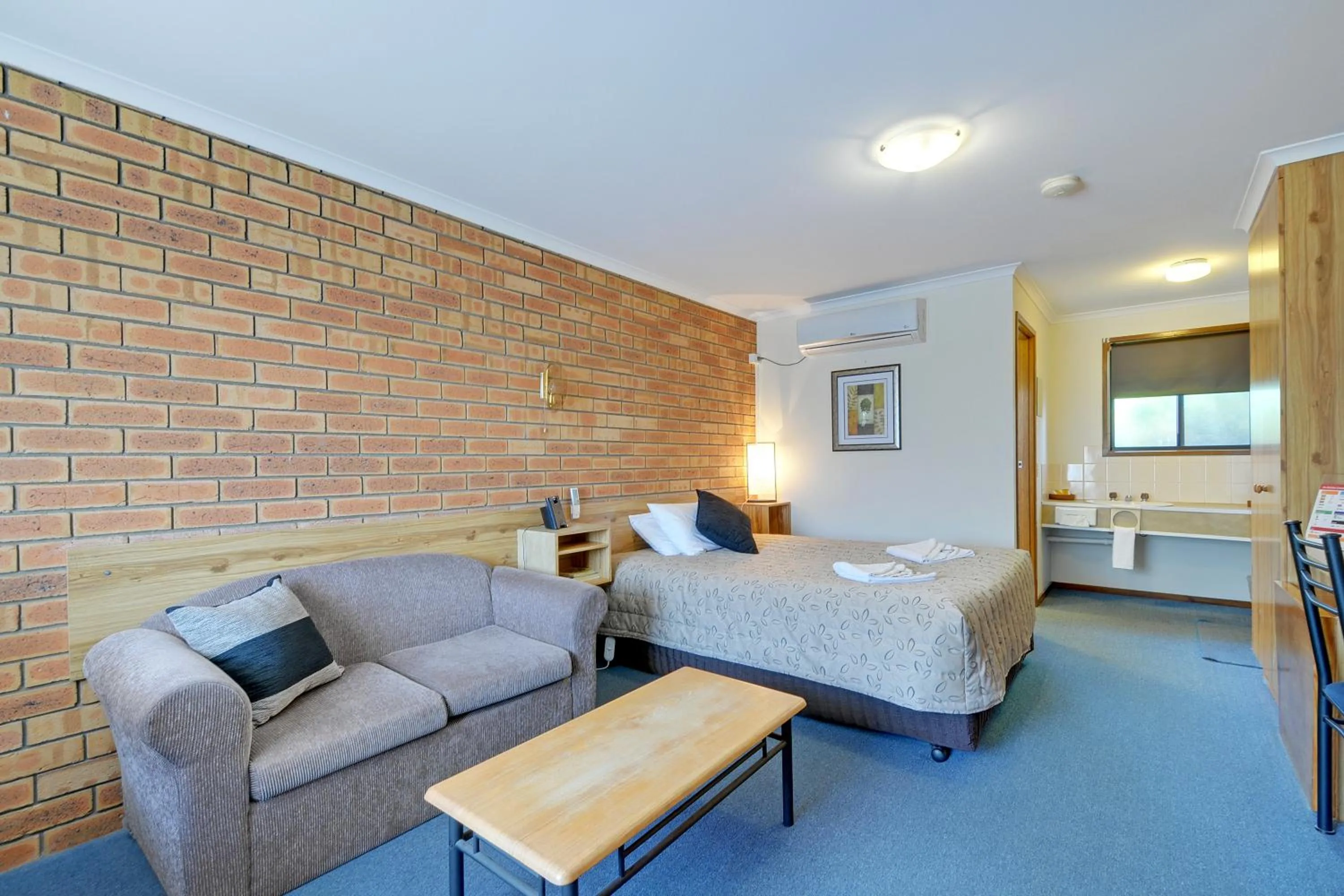 Photo of the whole room in Tree Rose Motel Morwell