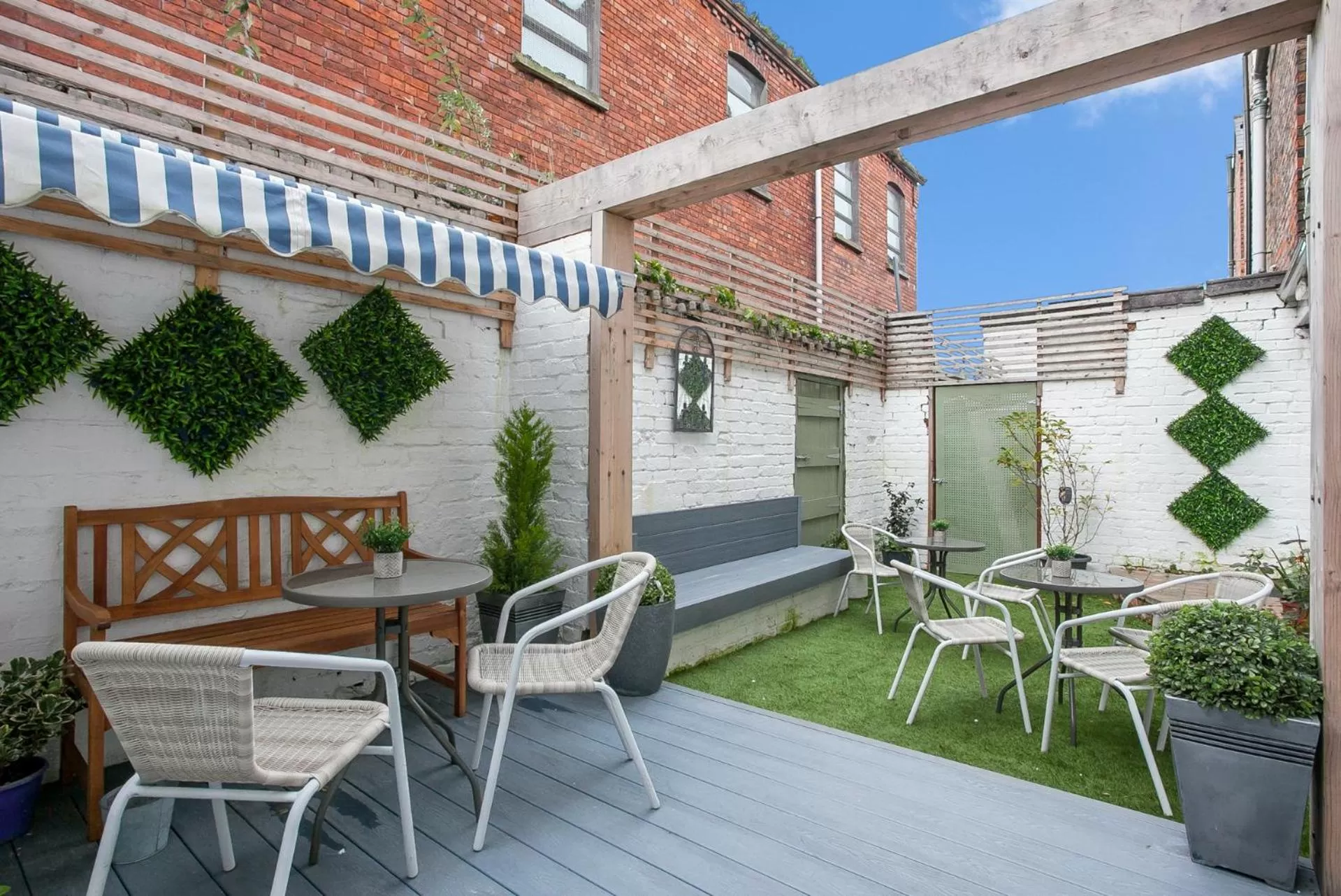 Property building in Titanic Guest 4 Star Boutique- Tourism NI certified- Free parking