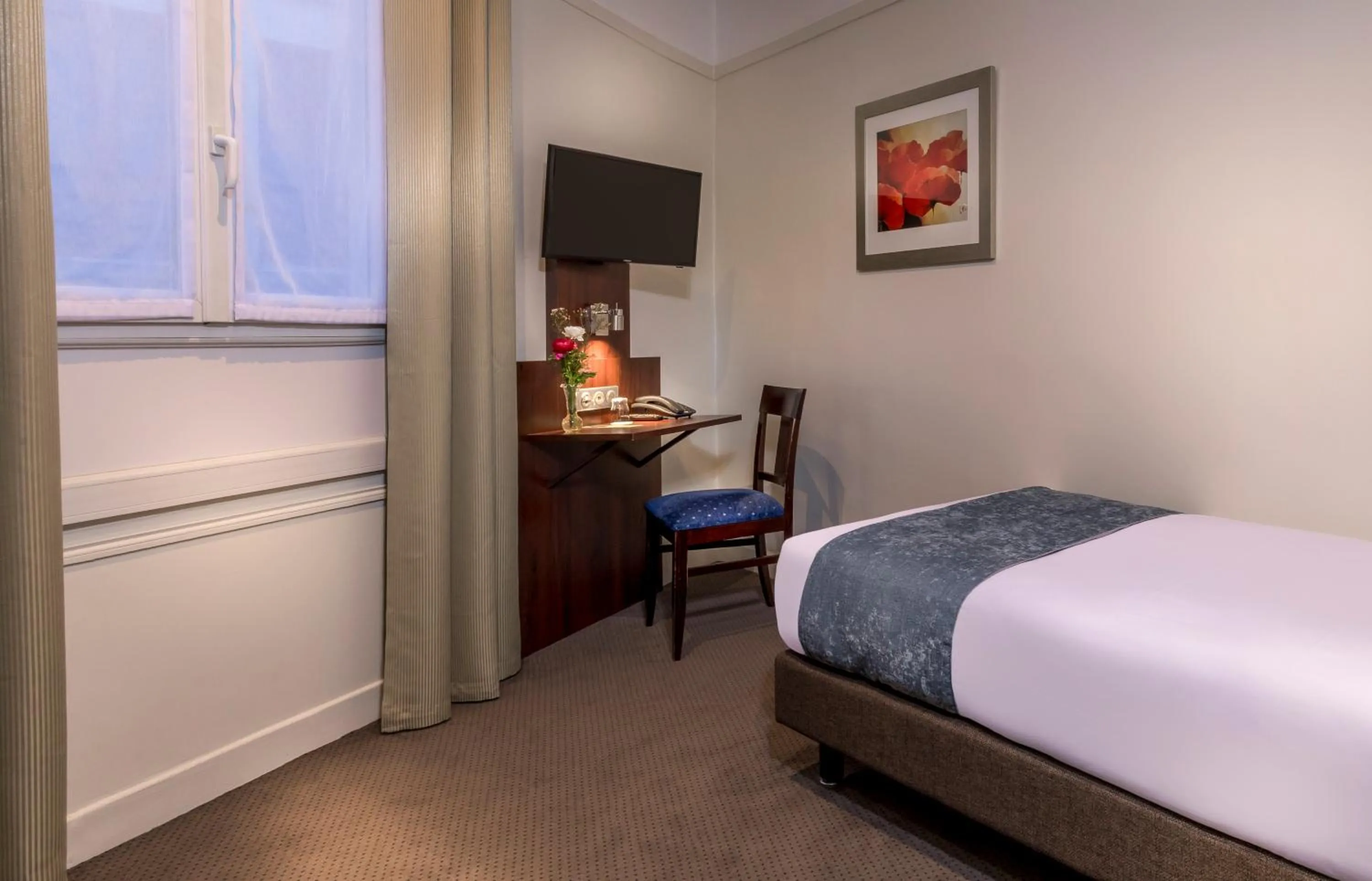 Bedroom, Bed in Hôtel Opera Lafayette