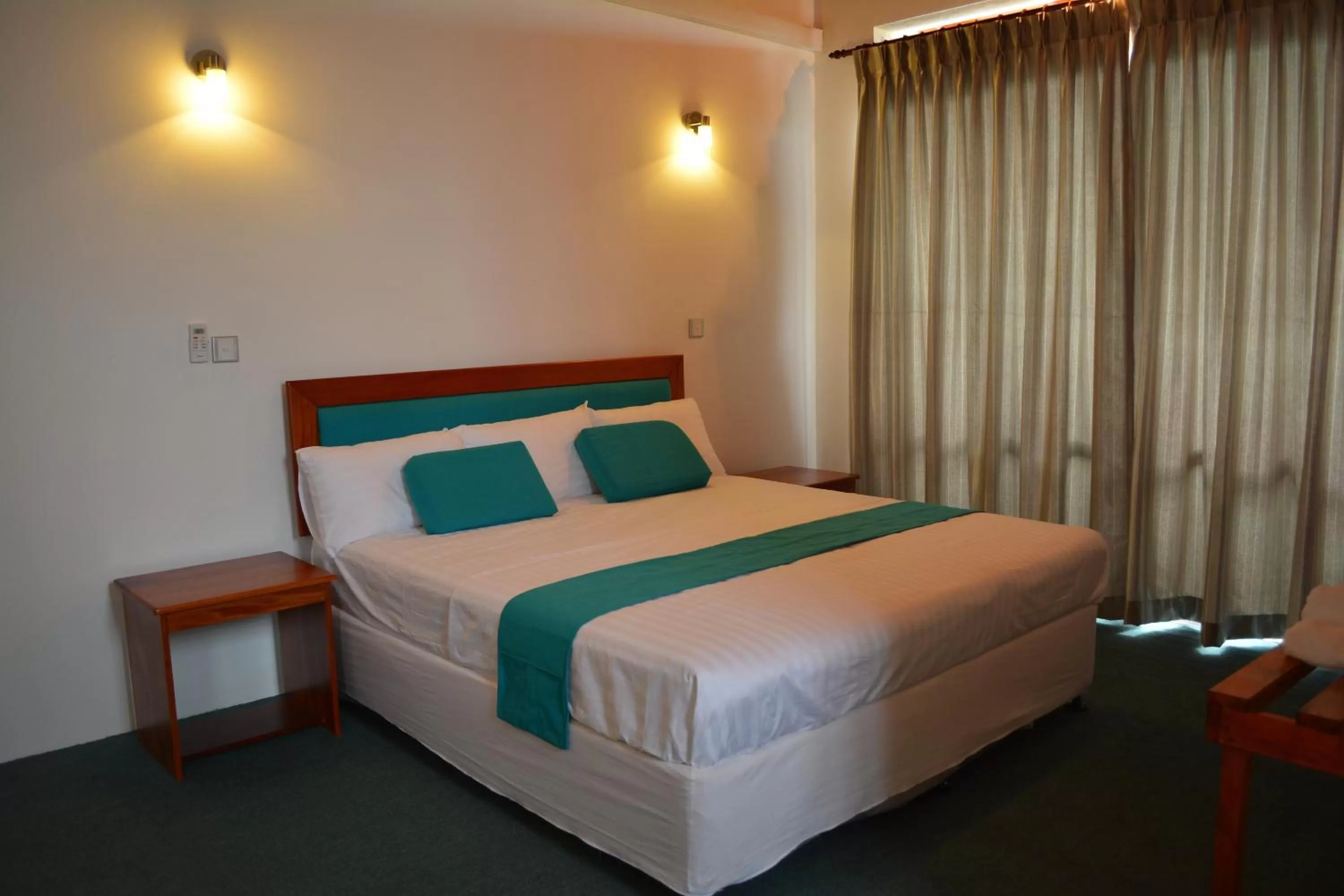 Photo of the whole room, Bed in West Inn Colombo