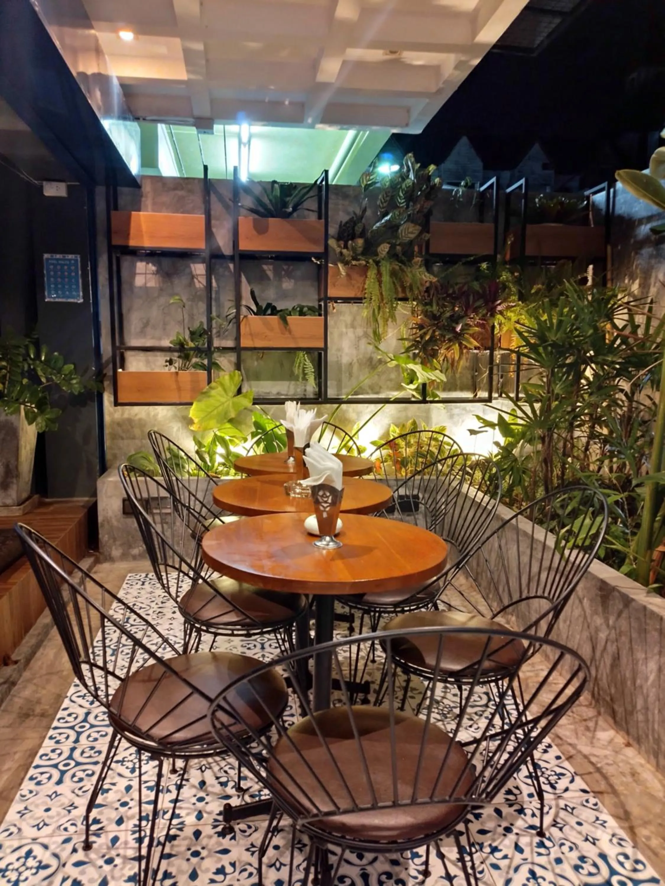 Restaurant/places to eat in BH Baan Paradise Hotel Patong