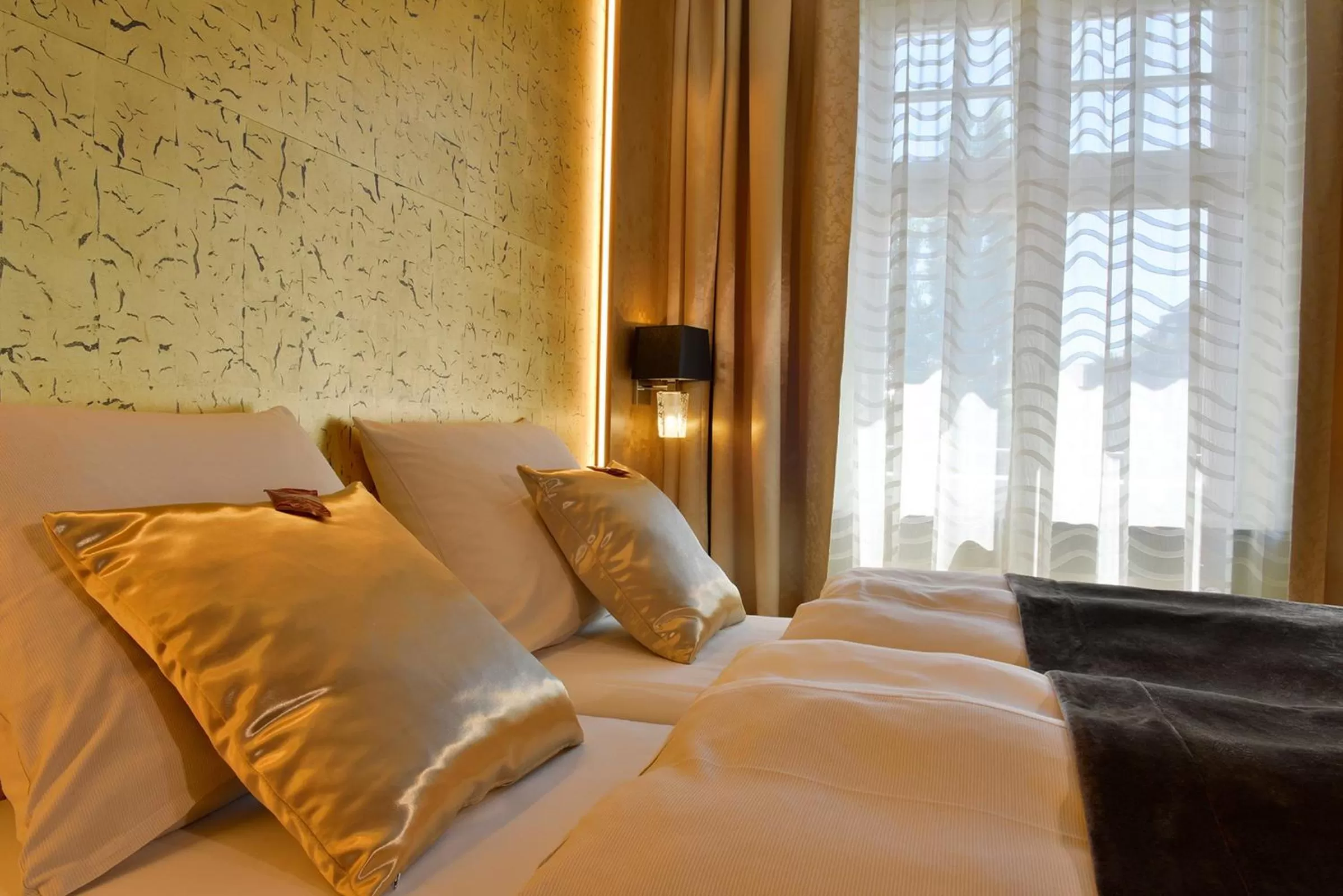 Bathroom, Bed in Hotel Torbräu