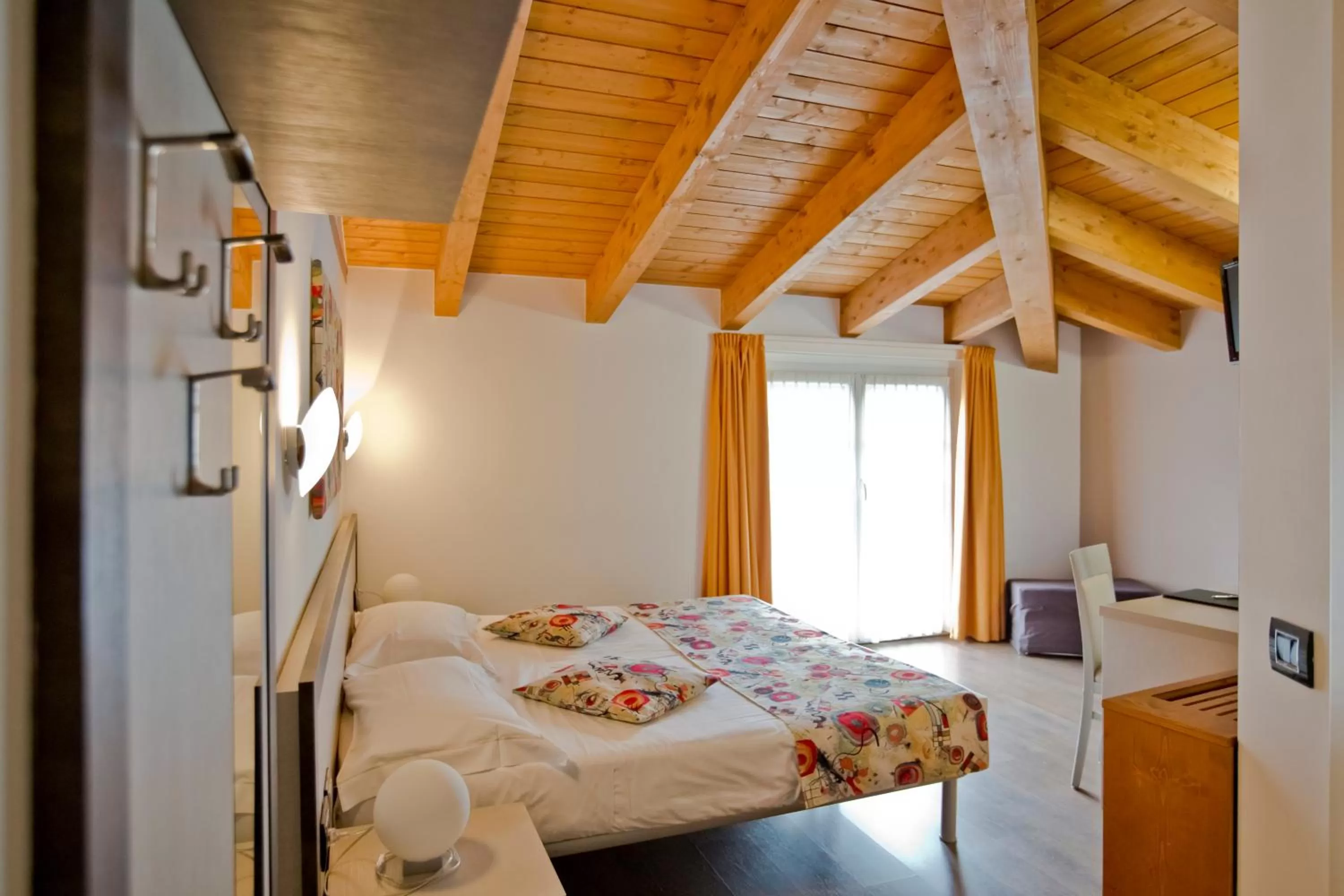 Bed in Hotel Lago di Como