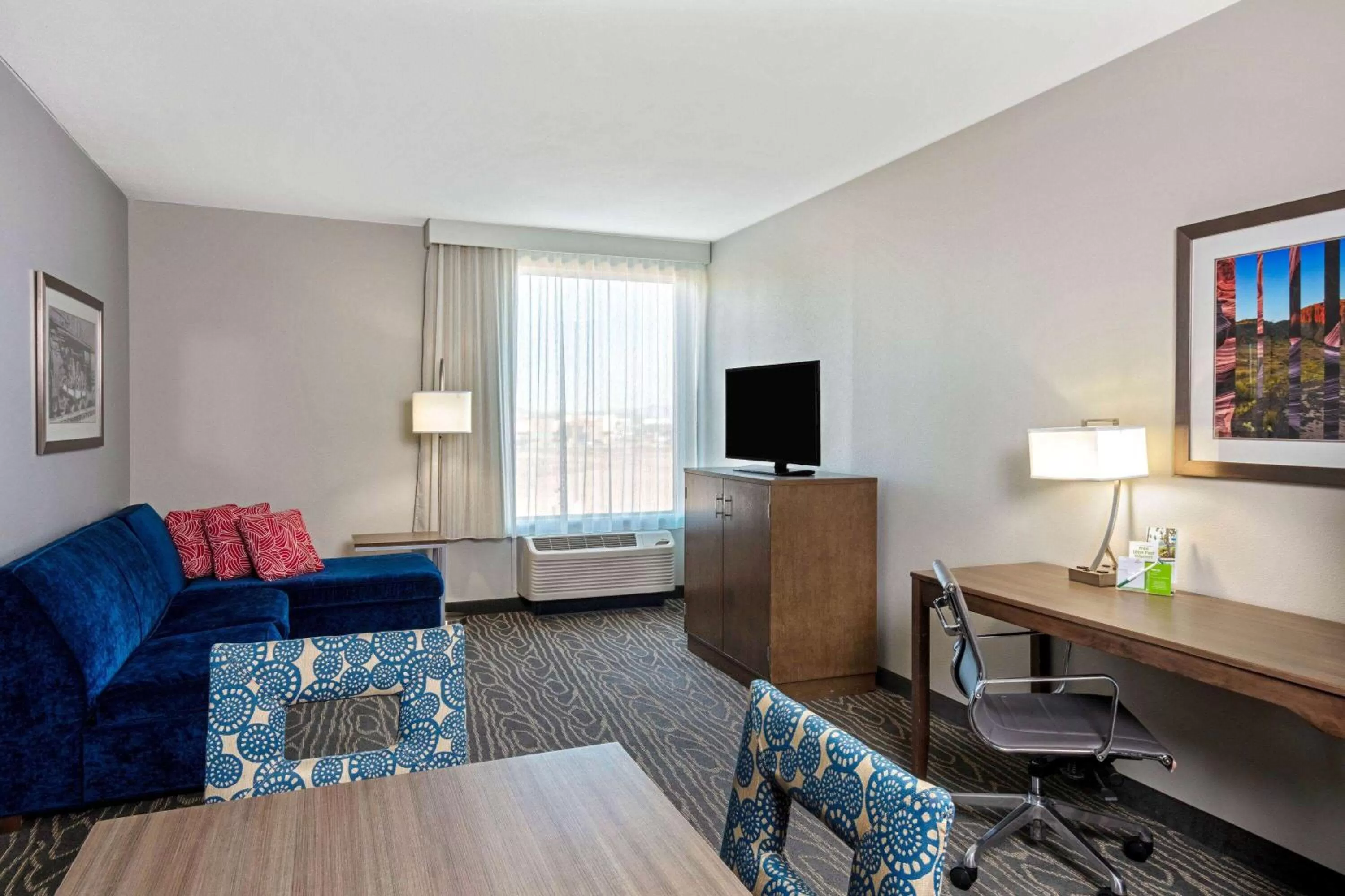 Photo of the whole room in La Quinta by Wyndham Kingman