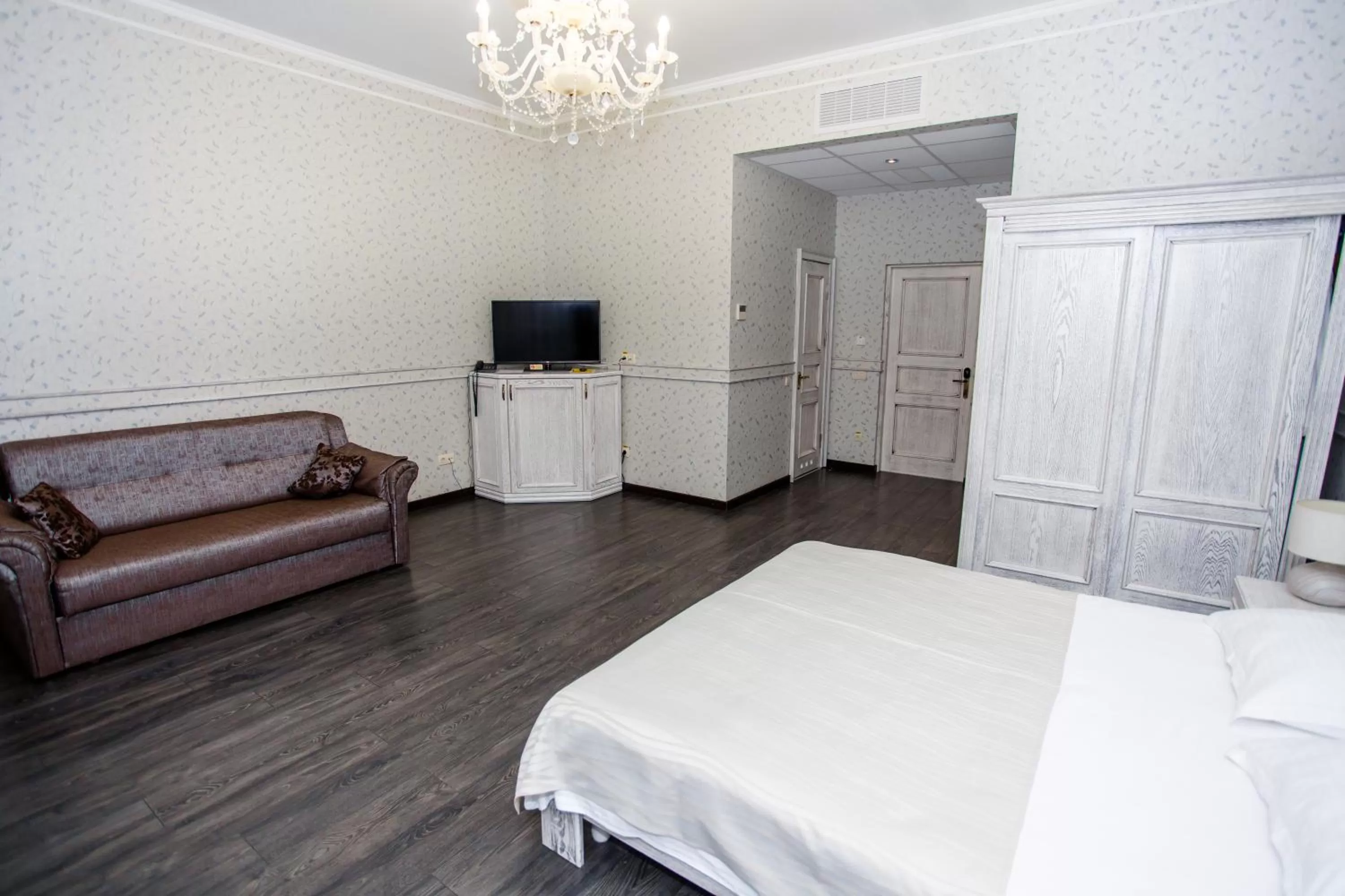 TV and multimedia, Bed in Gold Georg Palace Hotel