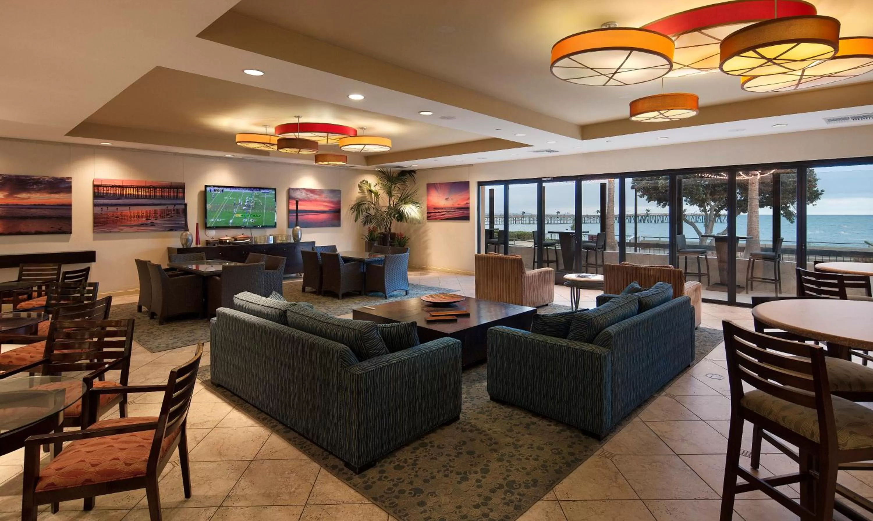 Lounge or bar in Crowne Plaza Ventura Beach by IHG