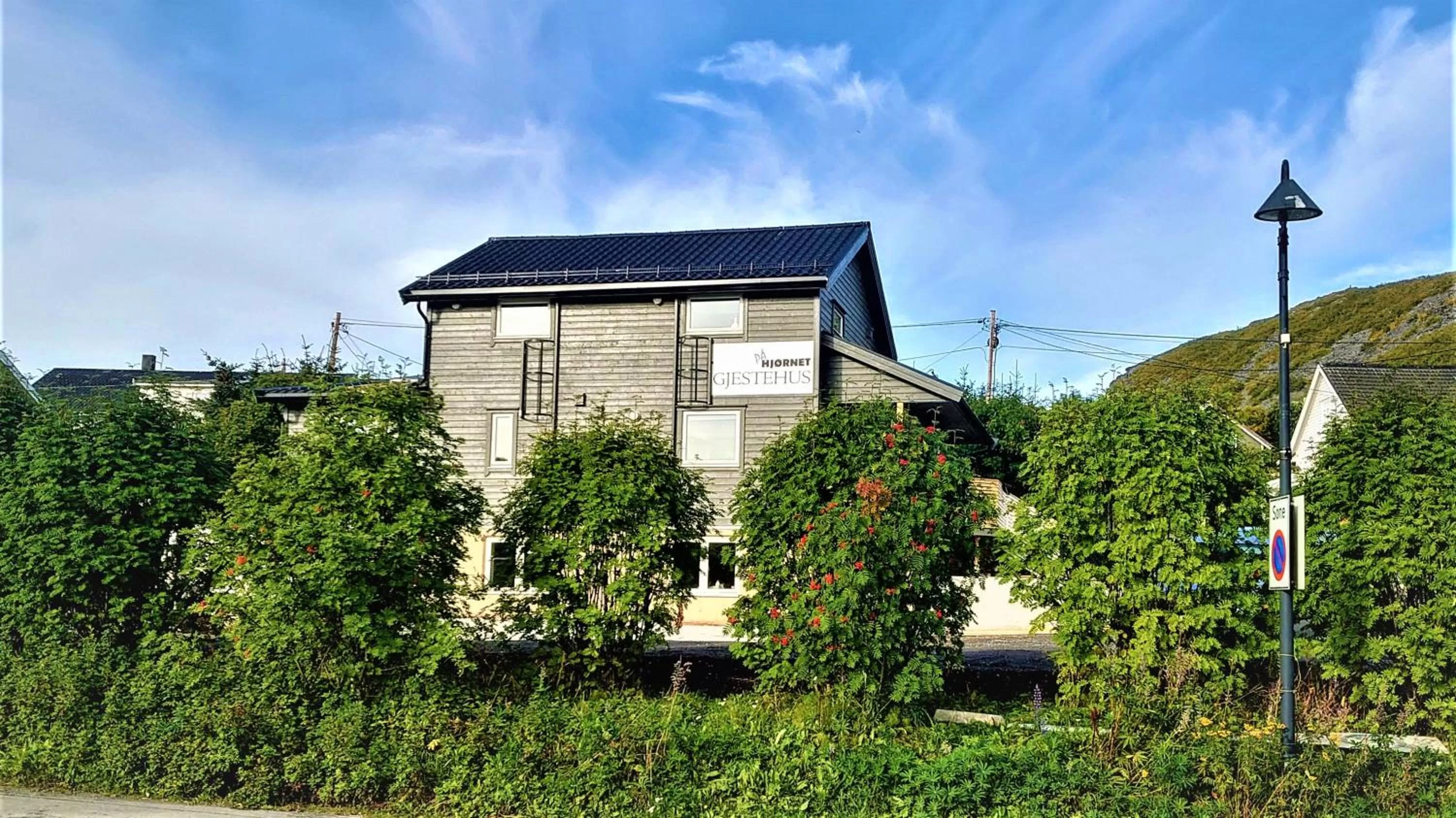 Facade/entrance in På Hjørnet Gjestehus