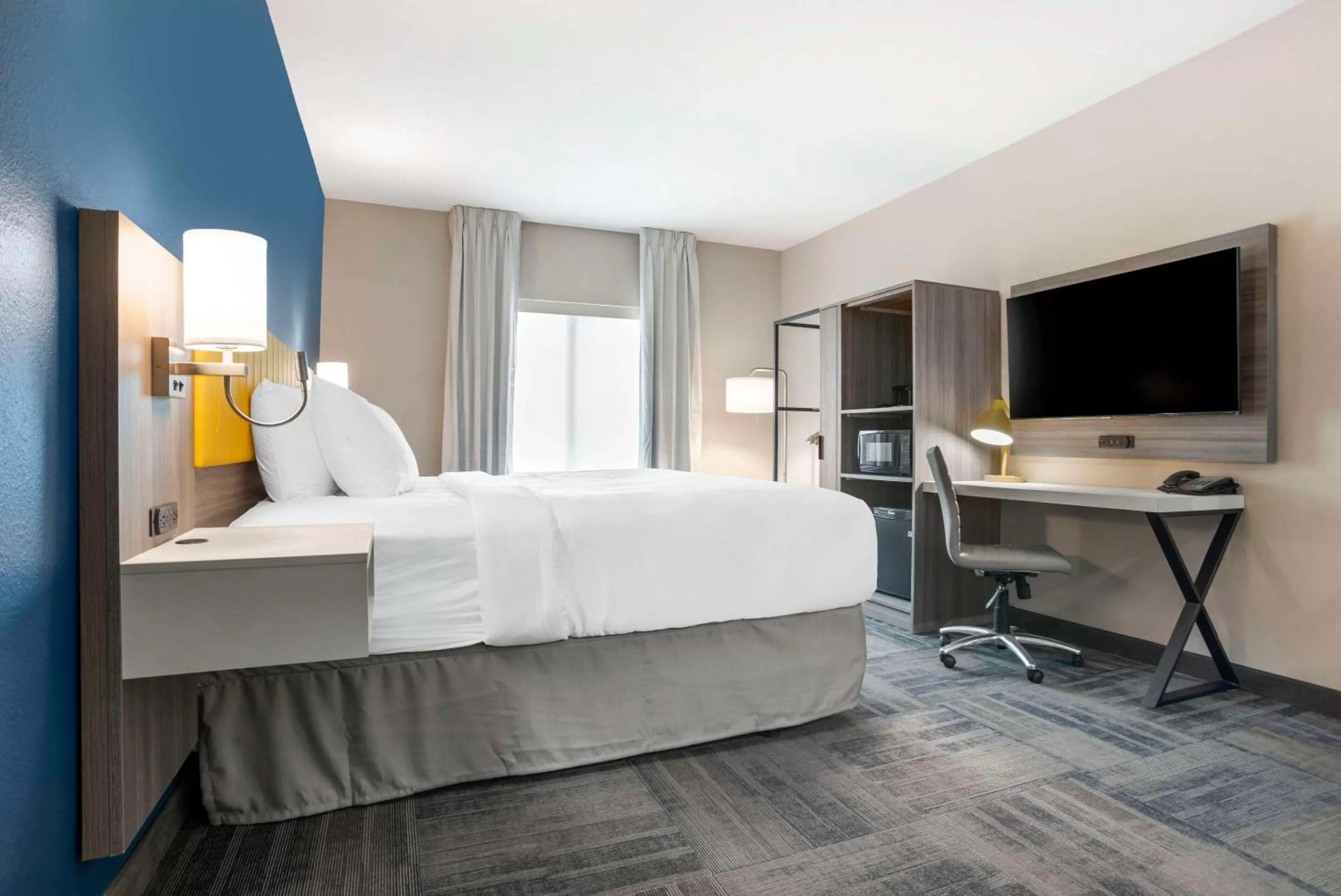 Bedroom, Bed in Comfort Inn & Suites Destin near Henderson Beach