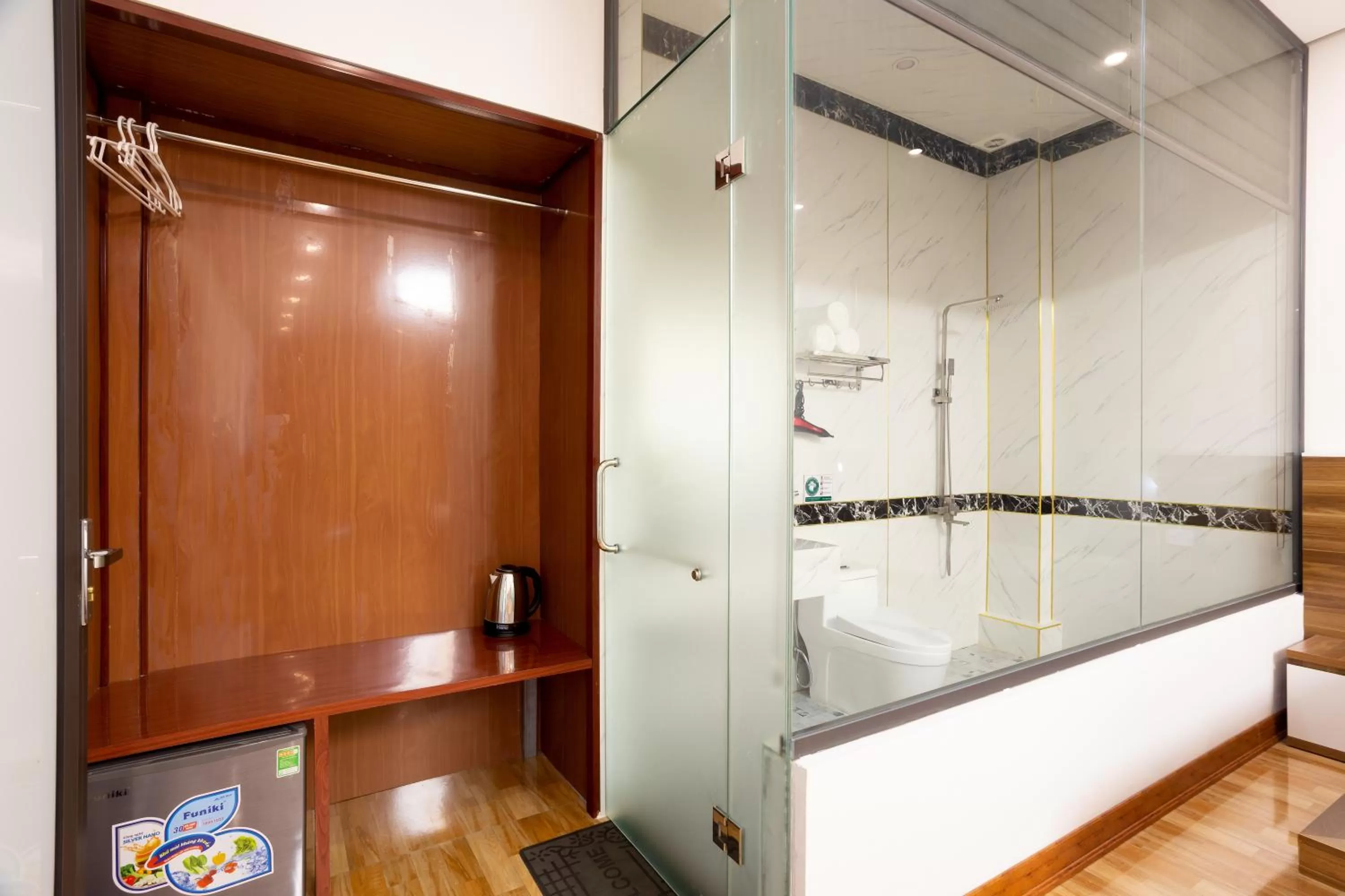 Shower in TAM COC SUNSHINE HOTEL