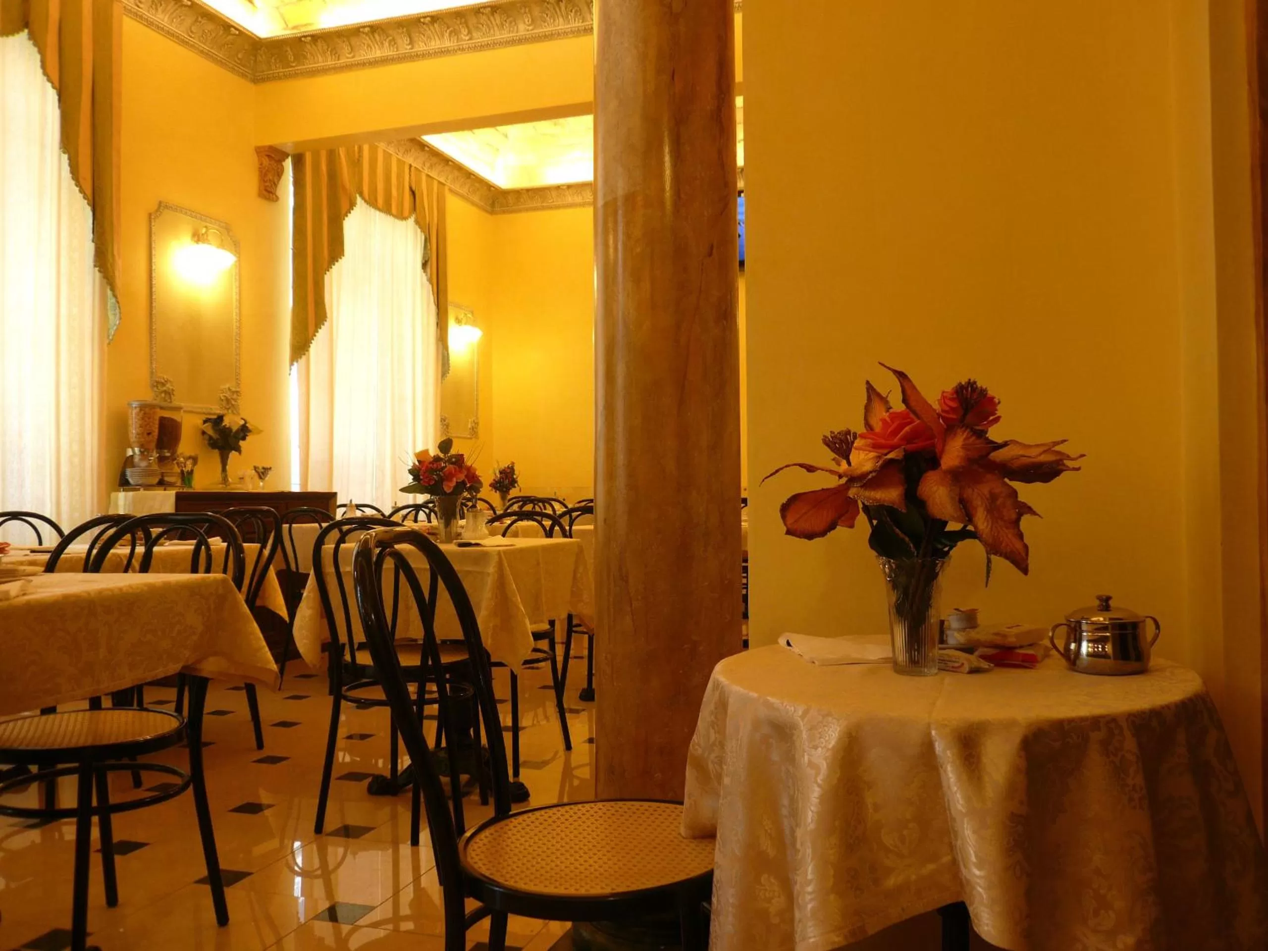 Restaurant/places to eat in Cambridge Hotel