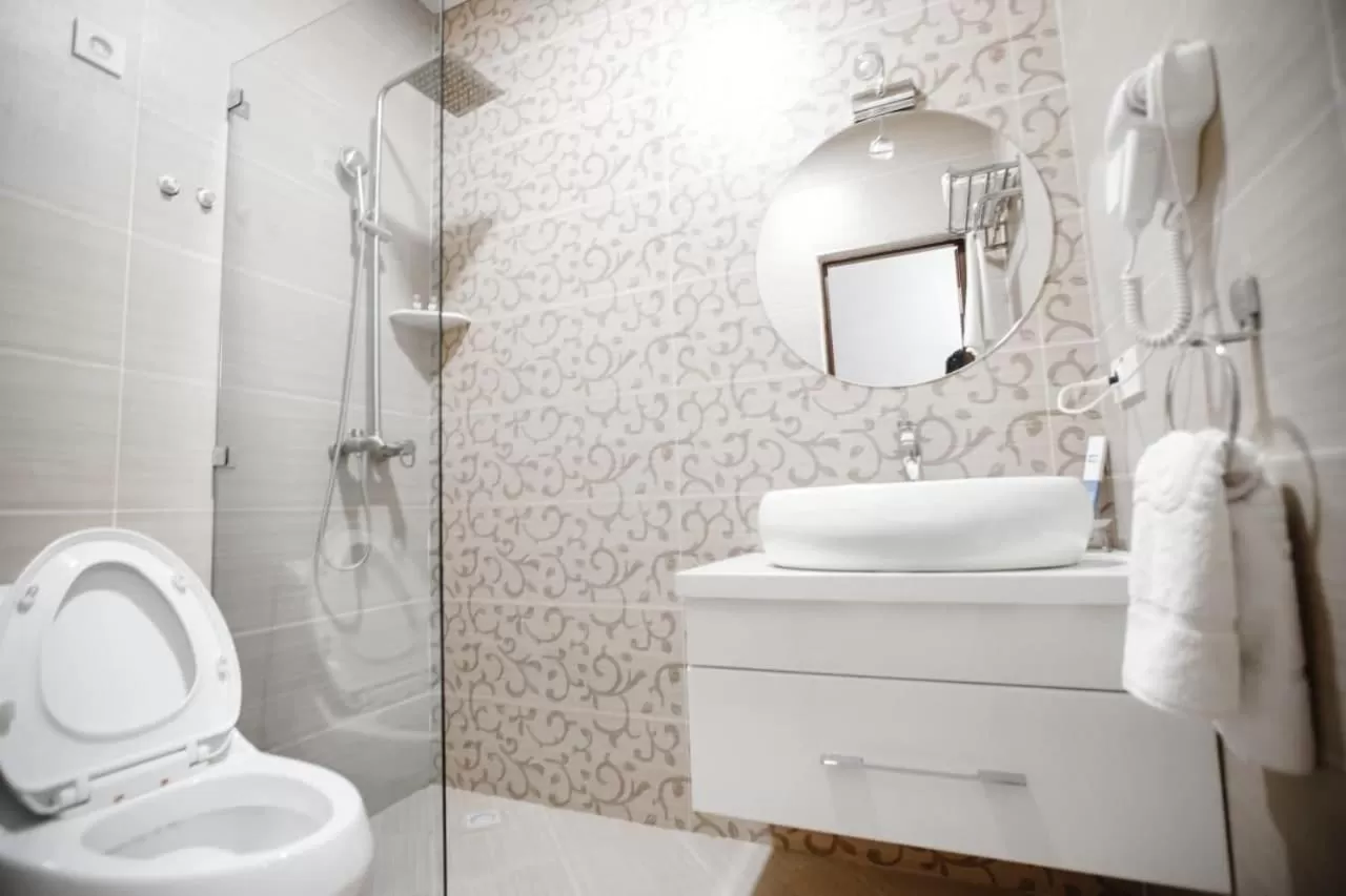 Shower in Shedevr Plaza