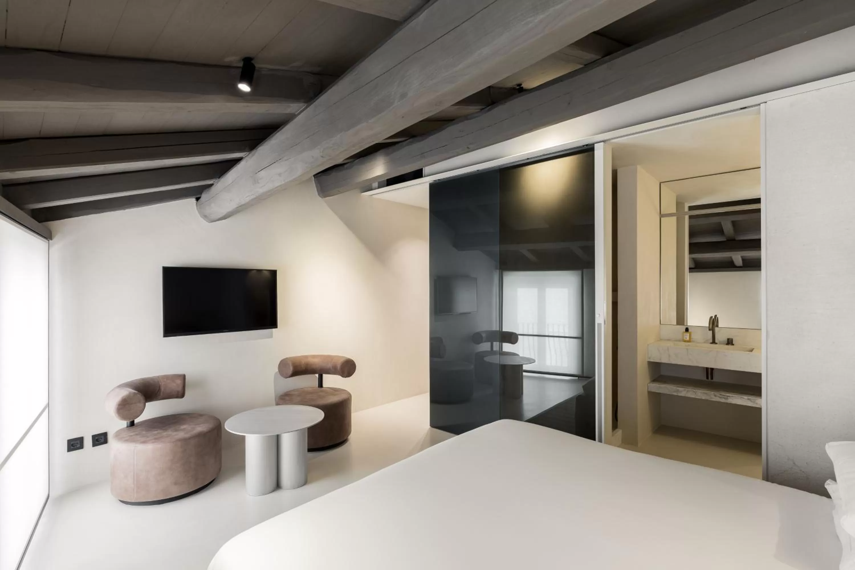 Photo of the whole room, Bed in Hotel Scenario