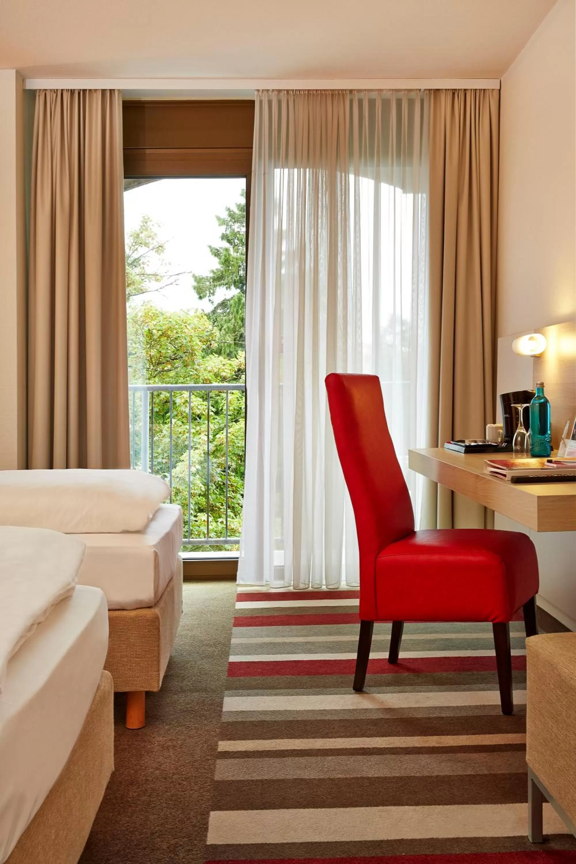 Seating area, Bed in H+ Hotel Bad Soden