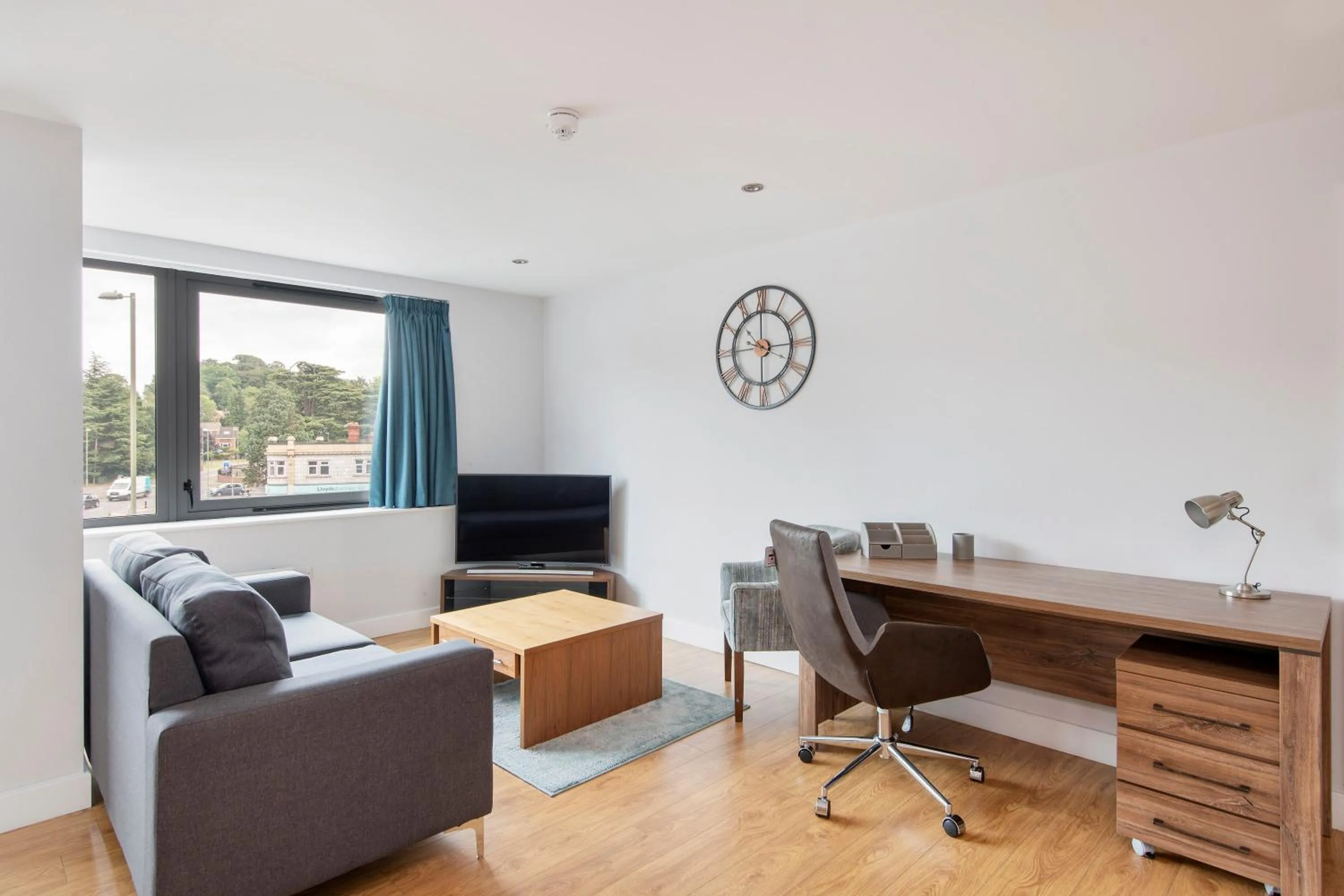 TV and multimedia in HQ Aparthotel Farnborough