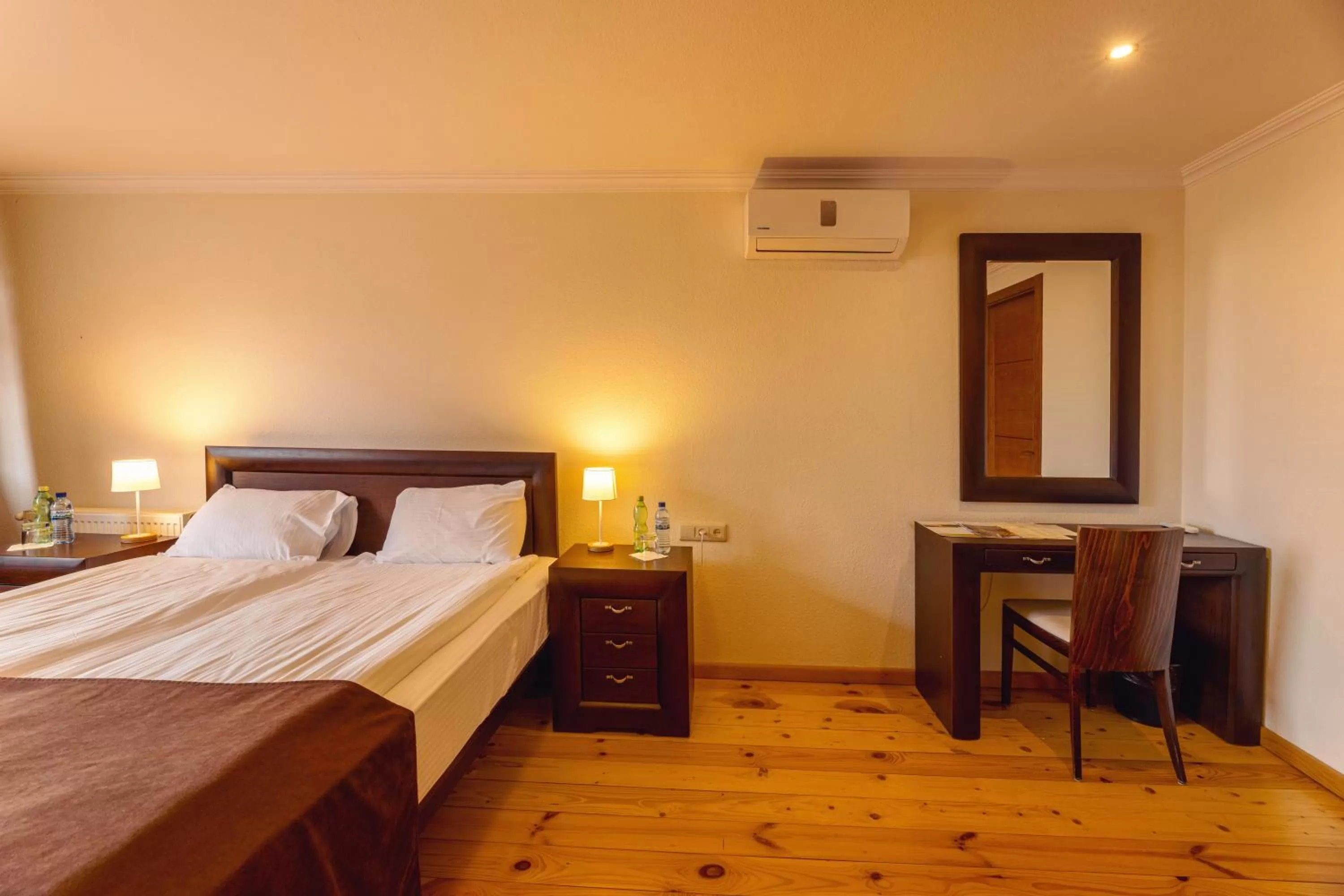 Photo of the whole room, Bed in Schuchmann Wines Château,Villas & SPA