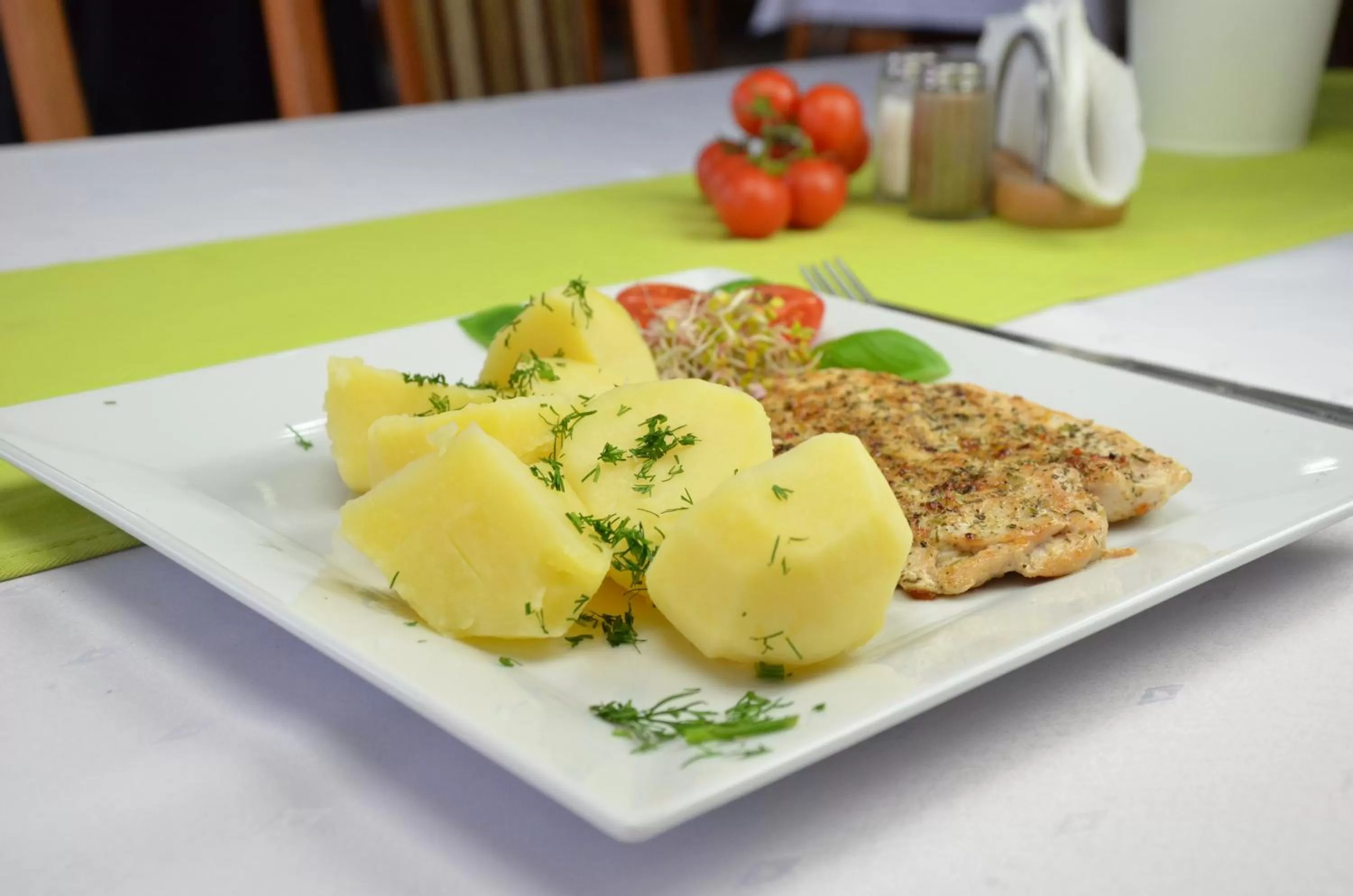 Food in Hotel Miłosz Restauracja, Basen dla dzieci, Sala Zabaw, Siłownia