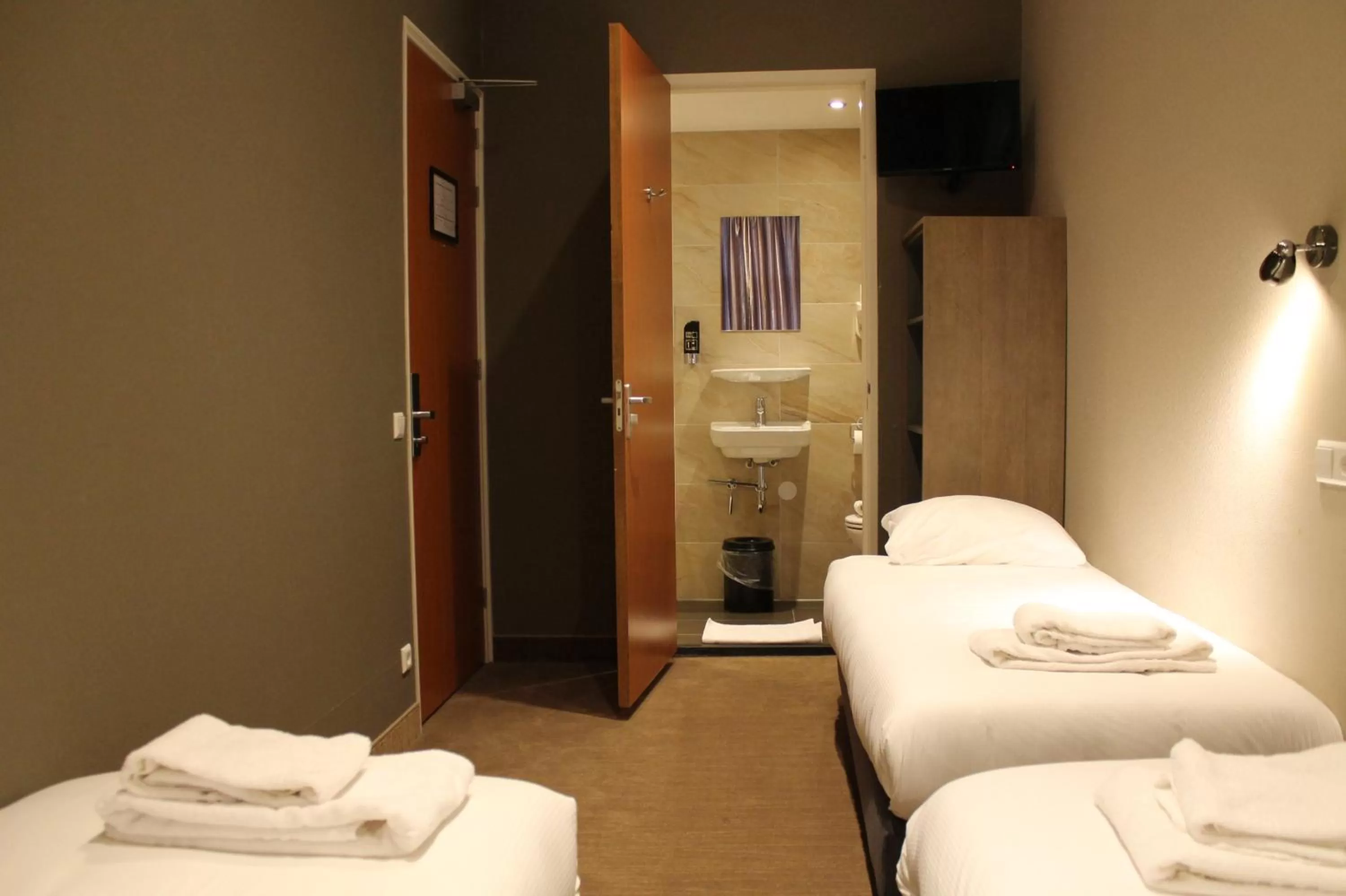 TV and multimedia, Bed in Blossoms City Hotel