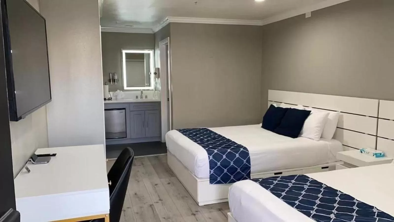 Photo of the whole room, Bed in Omeo Suites