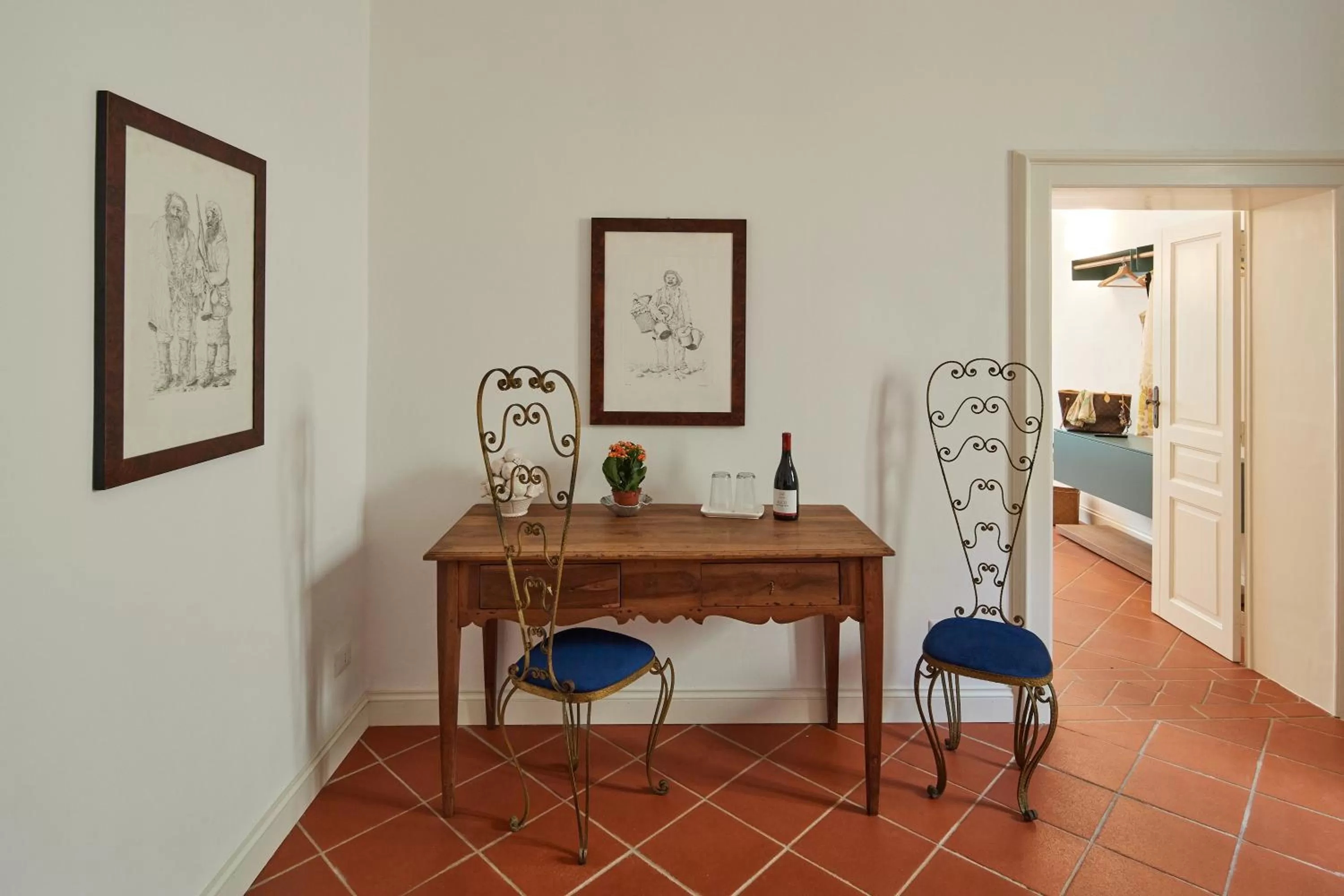 Seating area in Galleria del Duomo