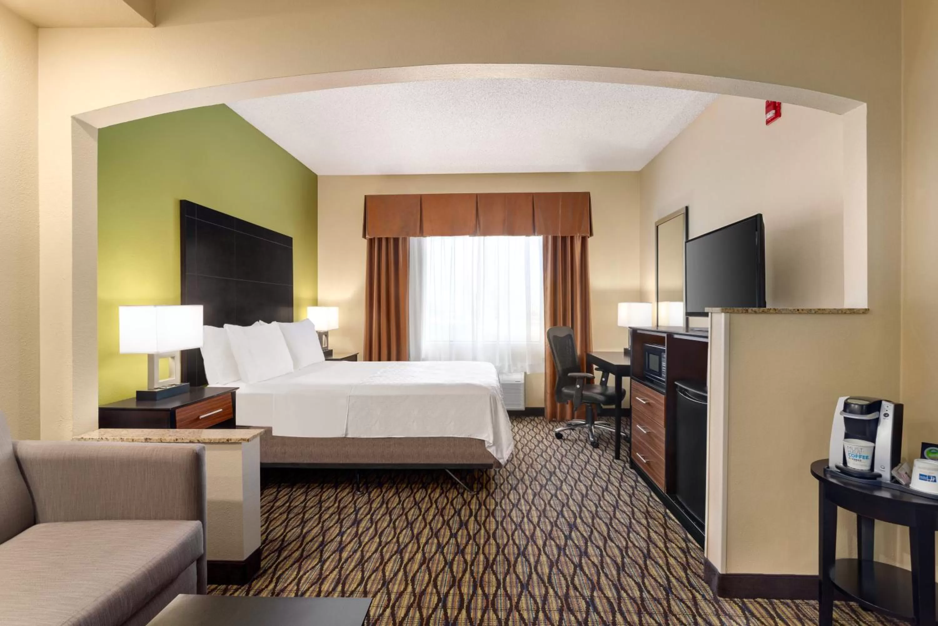 Photo of the whole room, Bed in Holiday Inn Express Hotel & Suites Edmond by IHG