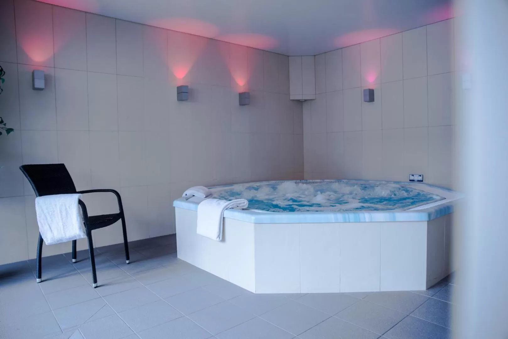 Hot Tub in Mercure Dinan Port Le Jerzual