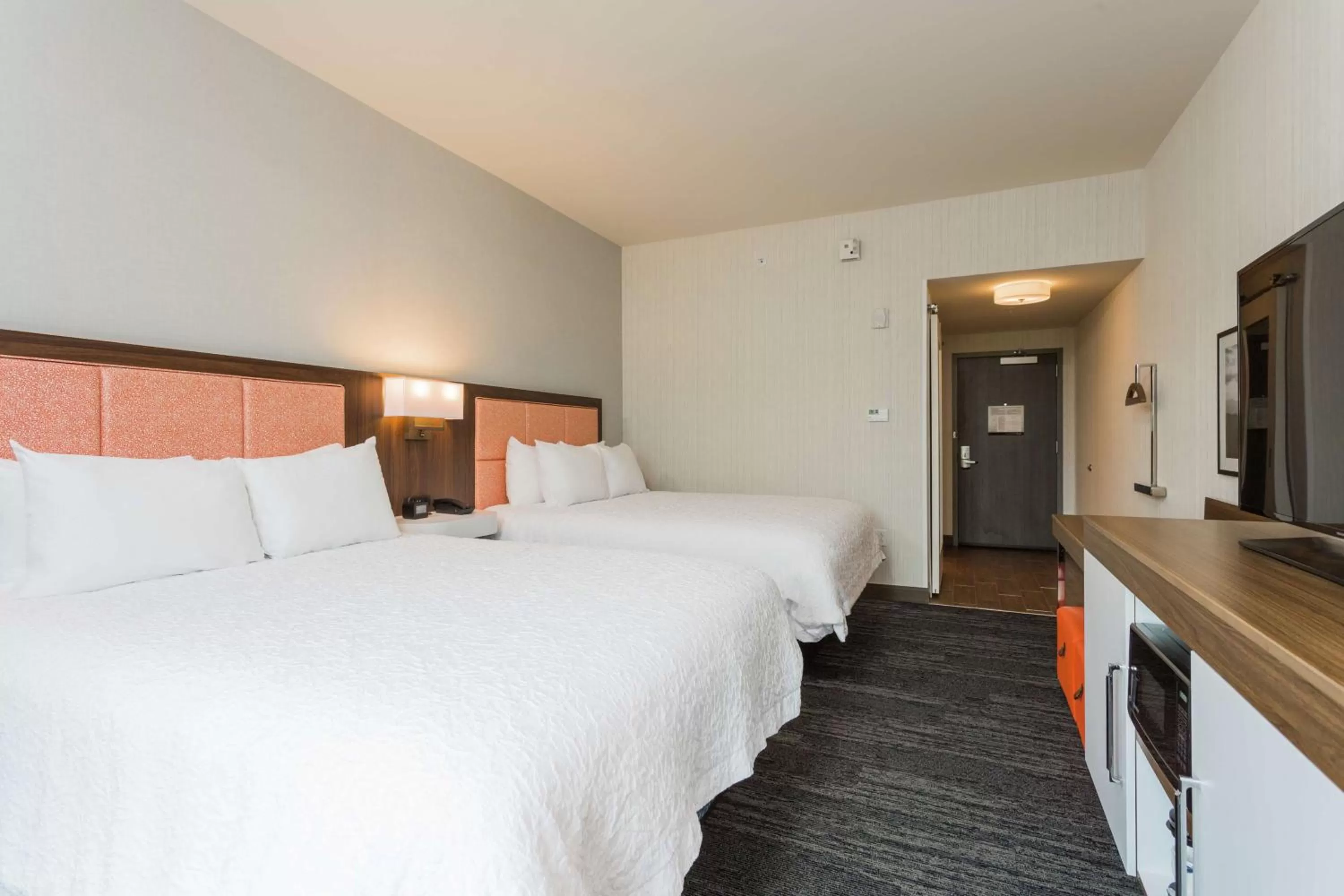 Bedroom, Bed in Hampton Inn Cumberland