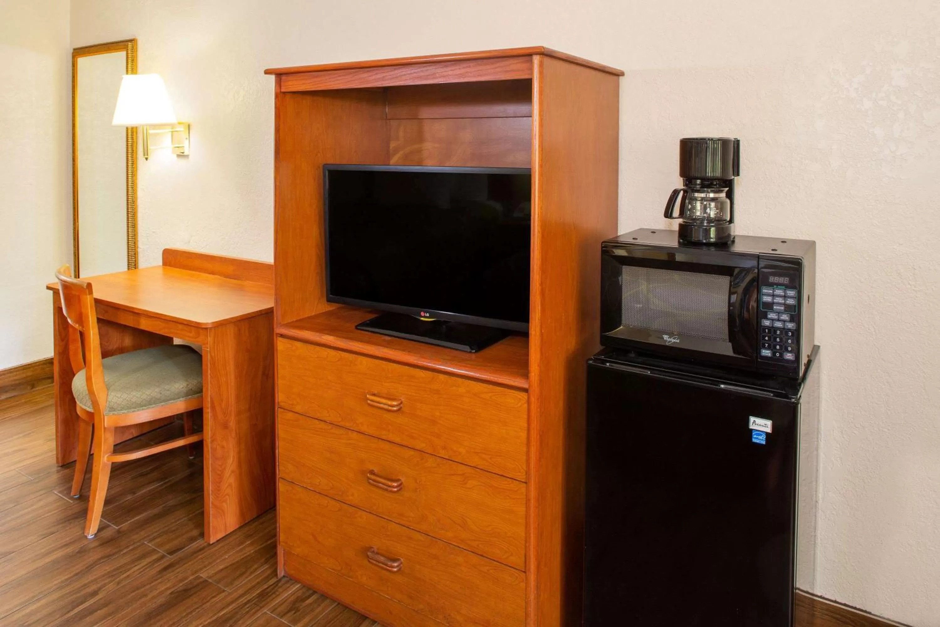 Photo of the whole room in Super 8 by Wyndham North Palm Beach