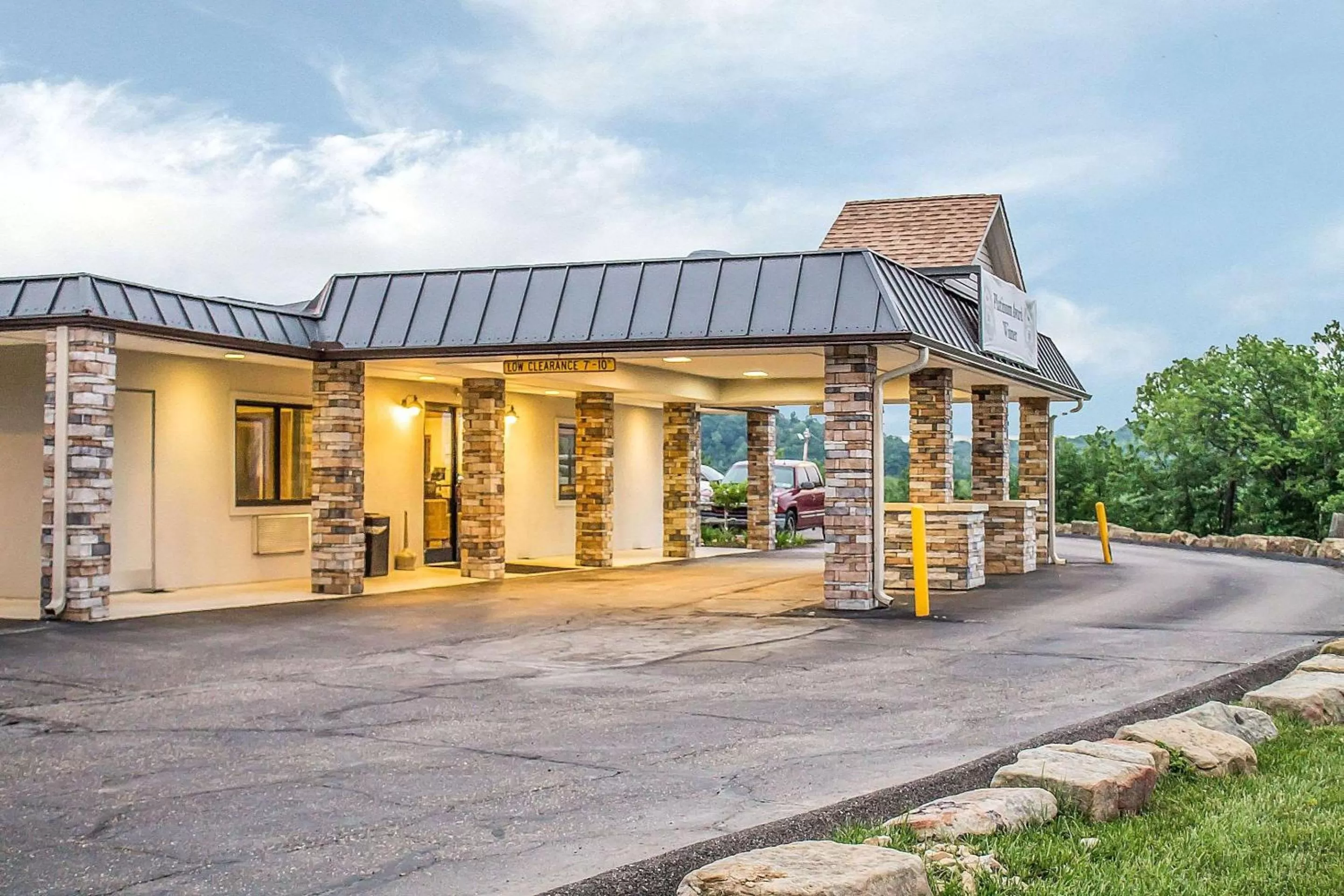 Property building in Quality Inn Cambridge