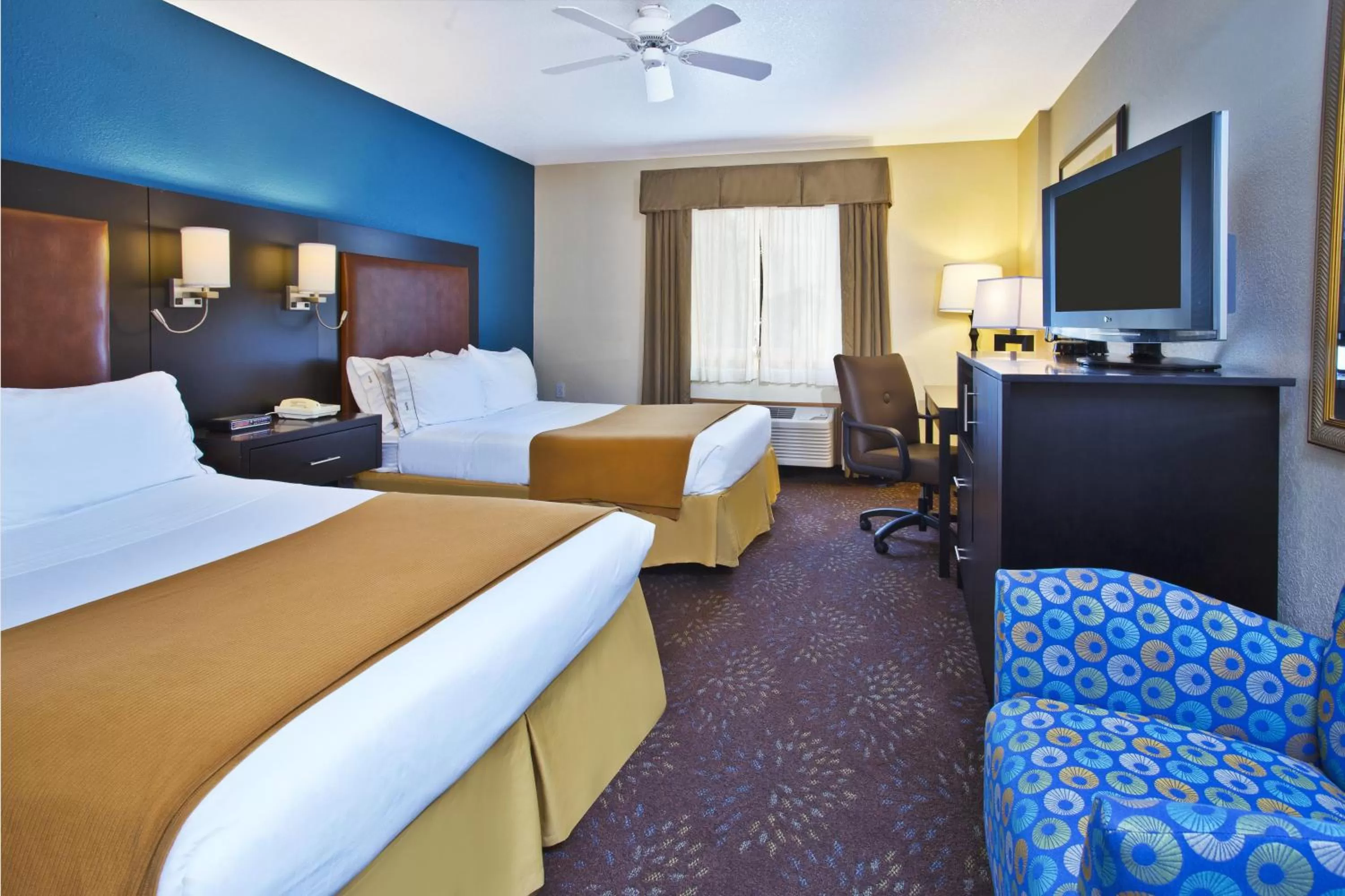 Photo of the whole room, Bed in Holiday Inn Express Mackinaw City by IHG