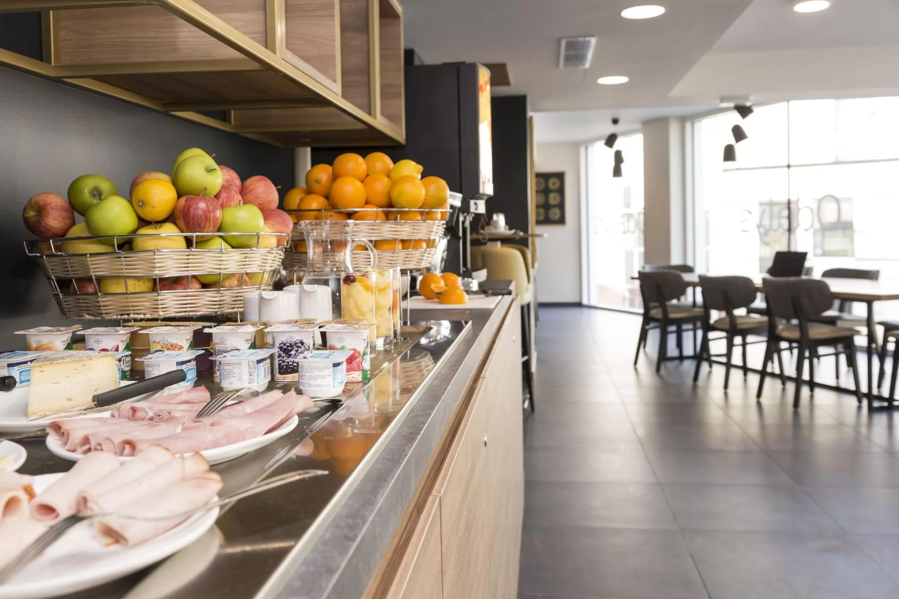 Buffet breakfast in Appart'hôtel Odalys City - Le Mans Centre Palais des Congrès