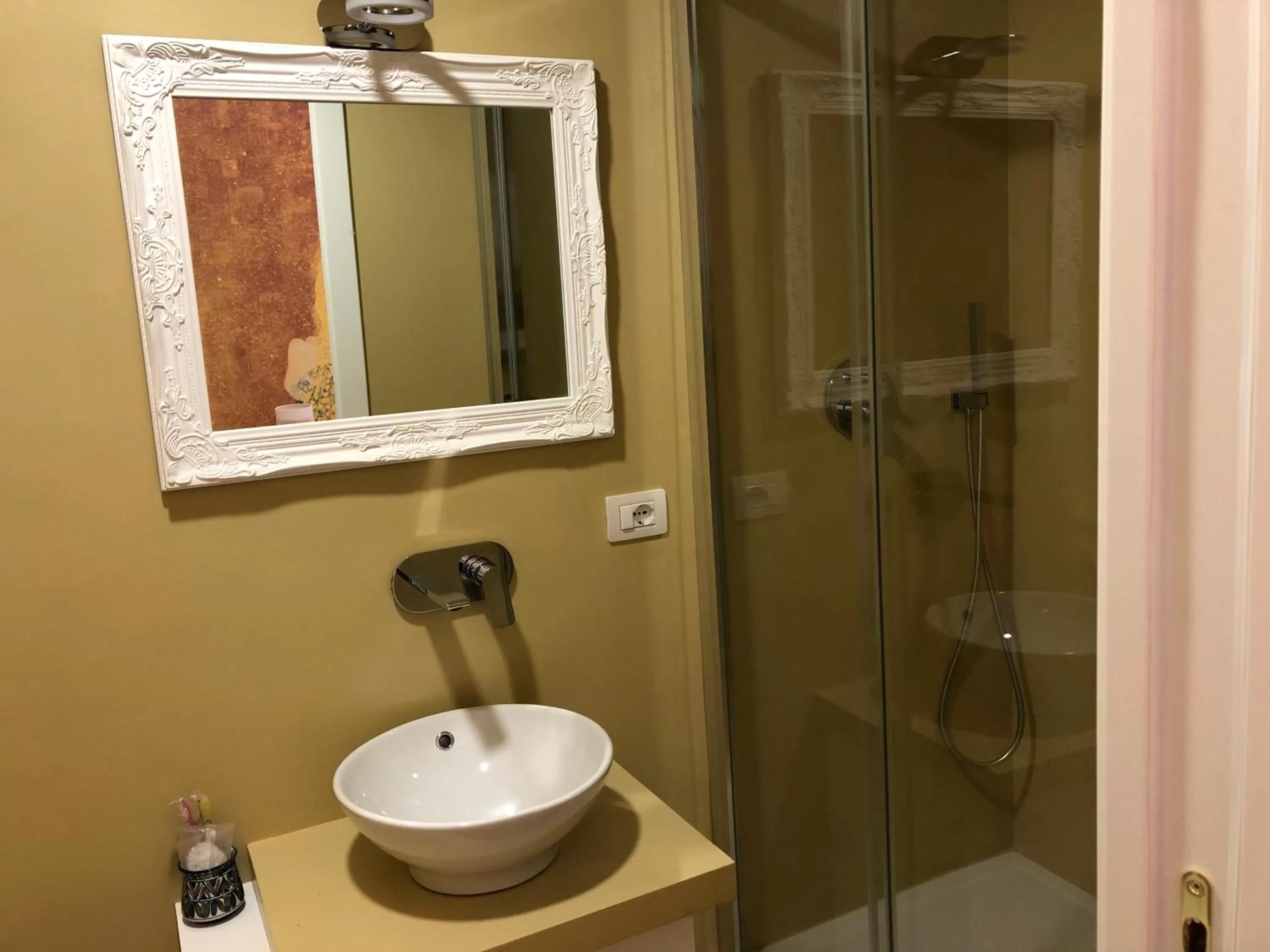 Shower in RarityArt GuestHouse