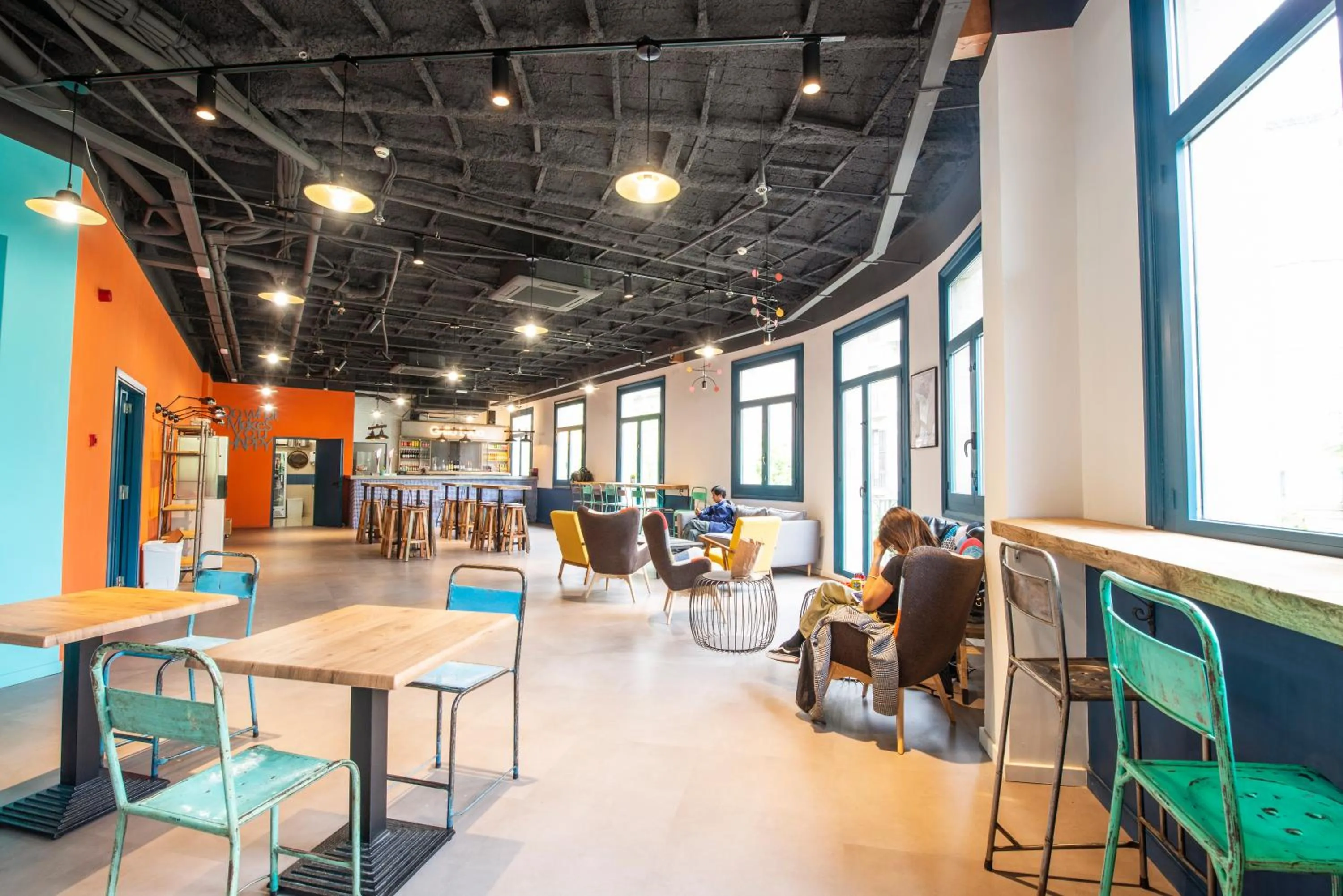 Communal lounge/ TV room in Safestay Barcelona Passeig de Gràcia