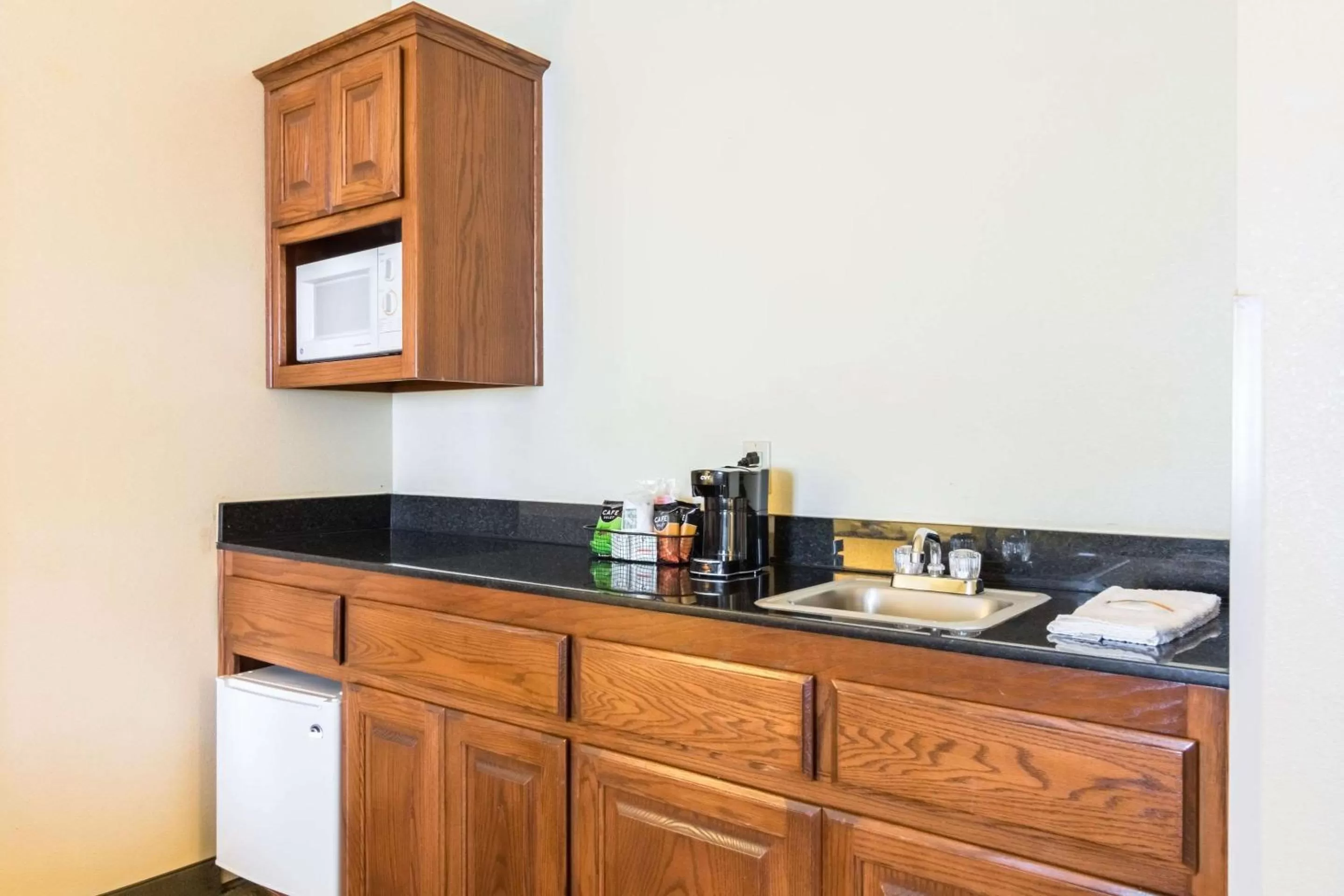 Bedroom in Quality Inn & Suites of Alma - Northeast from Fort Smith