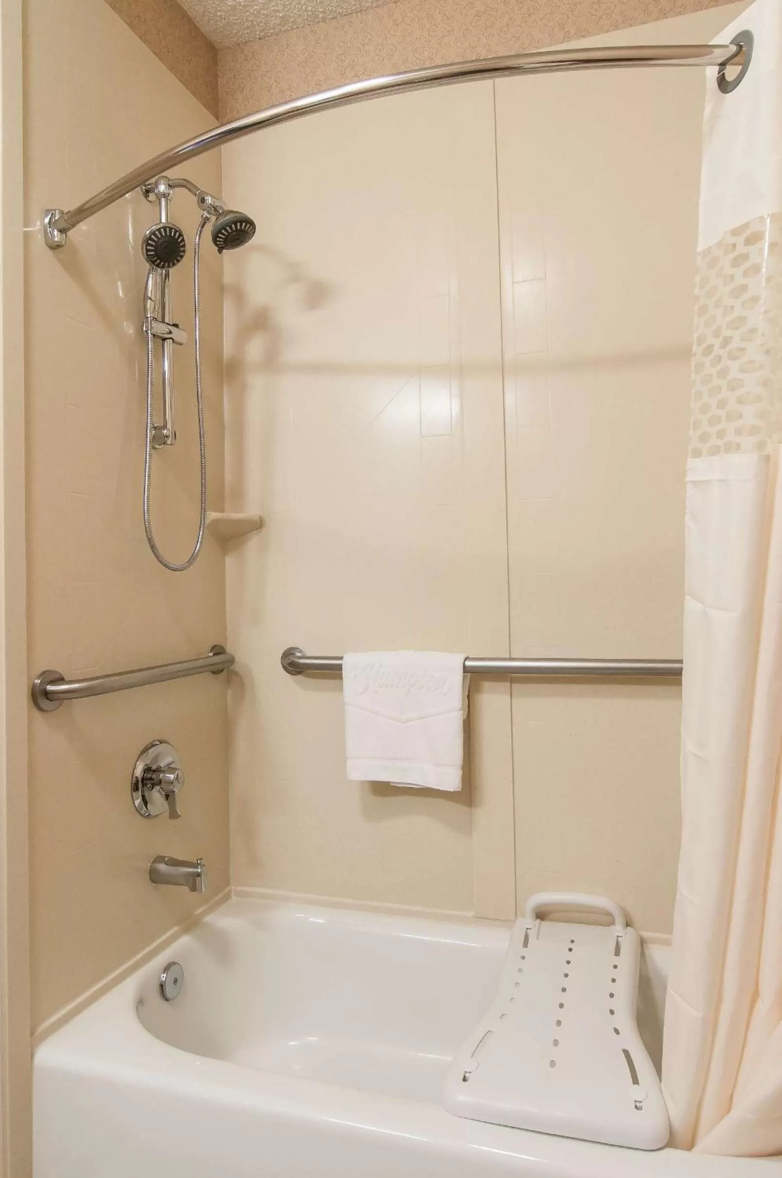 Bathroom in Hampton Inn Boise - Airport