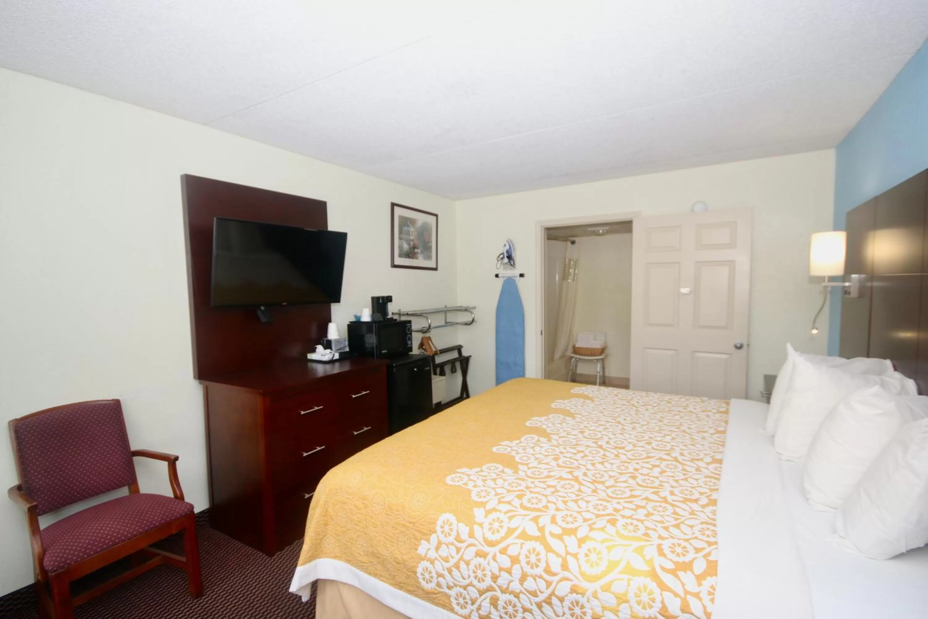 TV and multimedia, Bed in Hamilton Inn Jonesville I-77