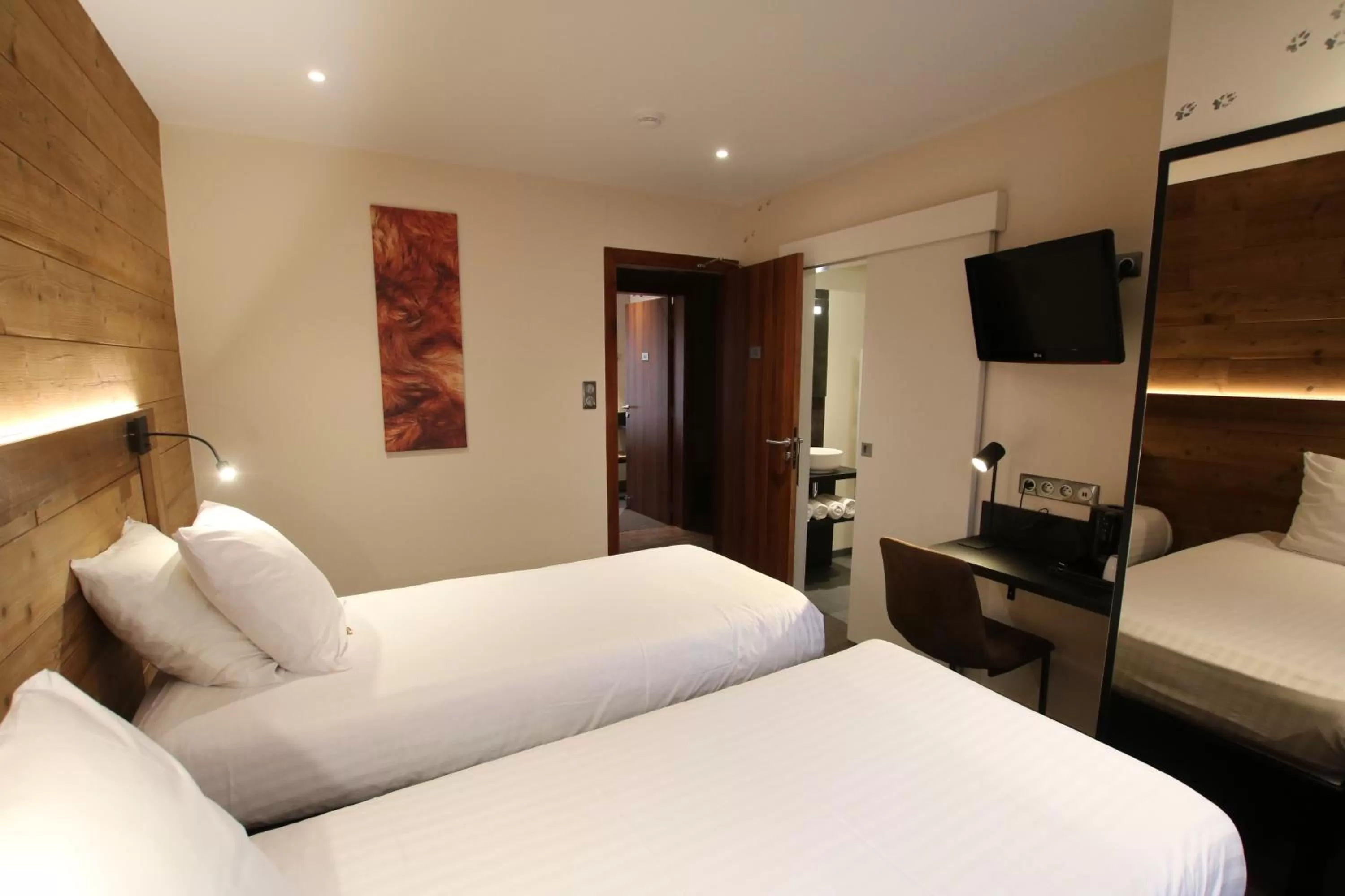 Photo of the whole room, Bed in Les Loges Du Parc