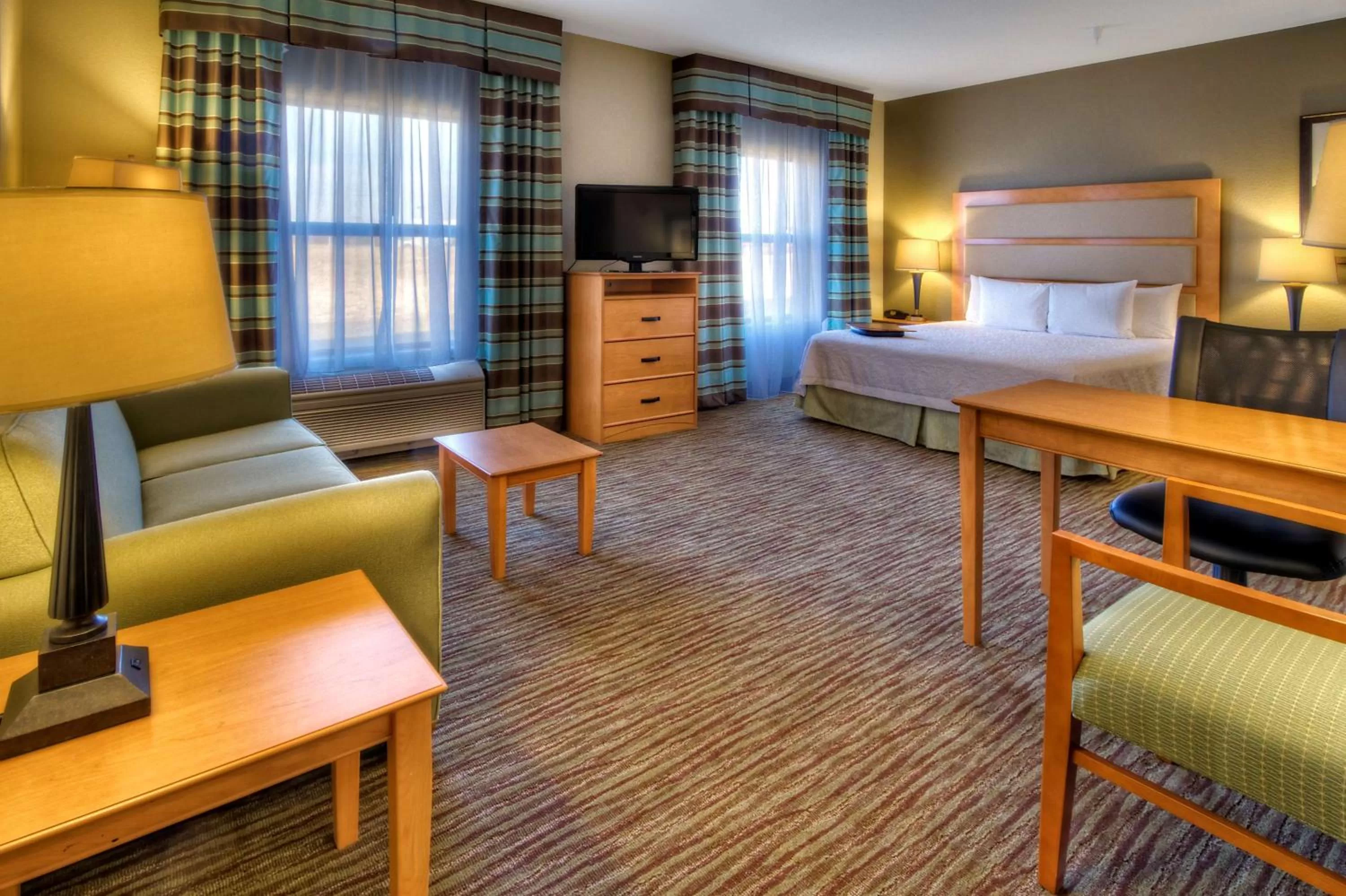 Bed in Hampton Inn & Suites Kalamazoo-Oshtemo