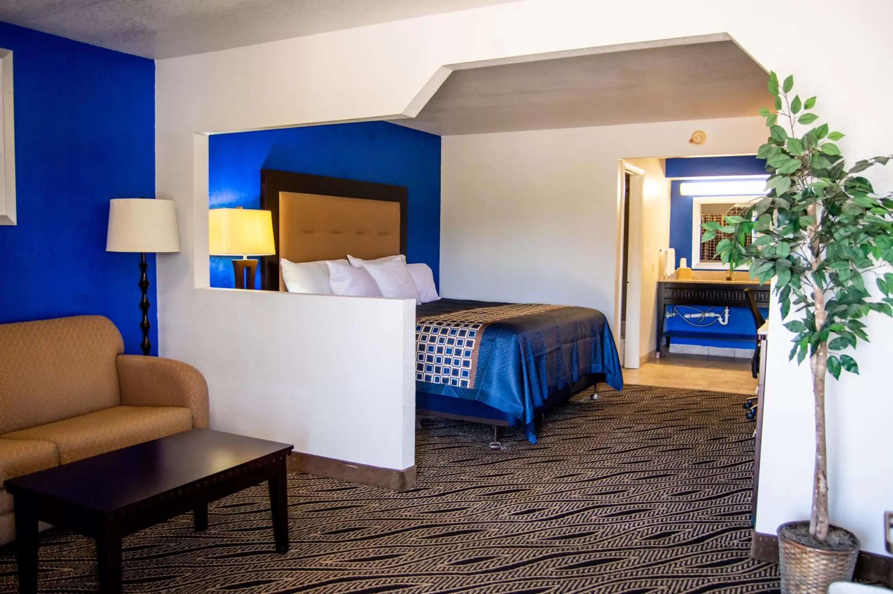 Bed in Blue Jay Inn & Suites