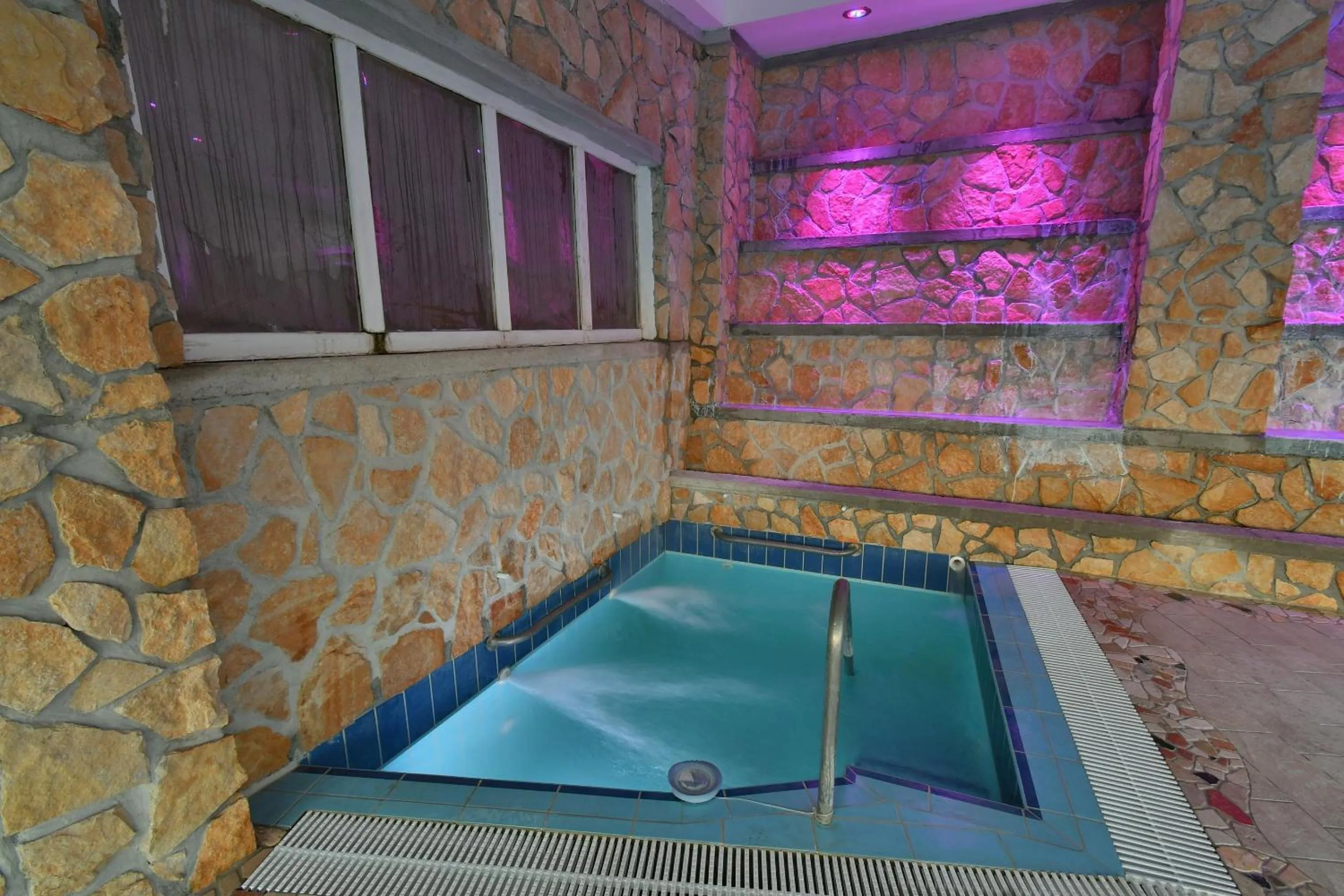 Pool view in Hotel Terme Saint Raphael