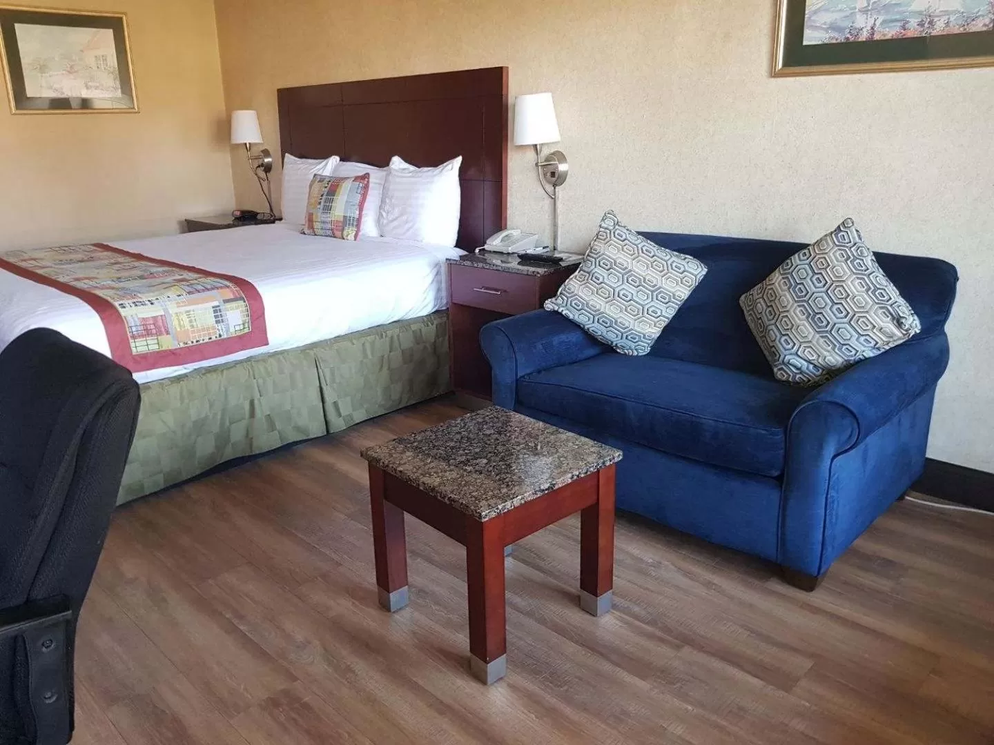 Bed in Travelodge by Wyndham Costa Mesa Newport Beach Hacienda