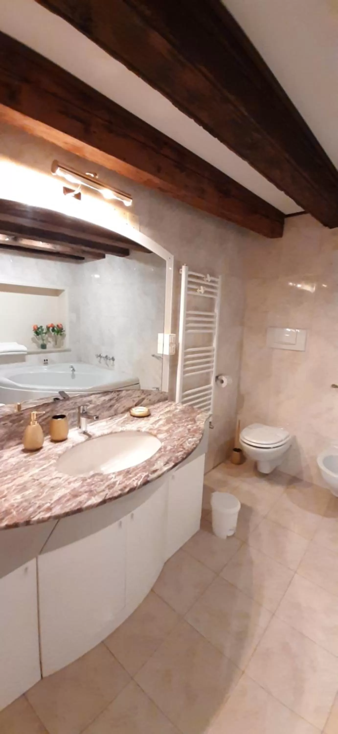 Shower in Corte del Doge di Rialto