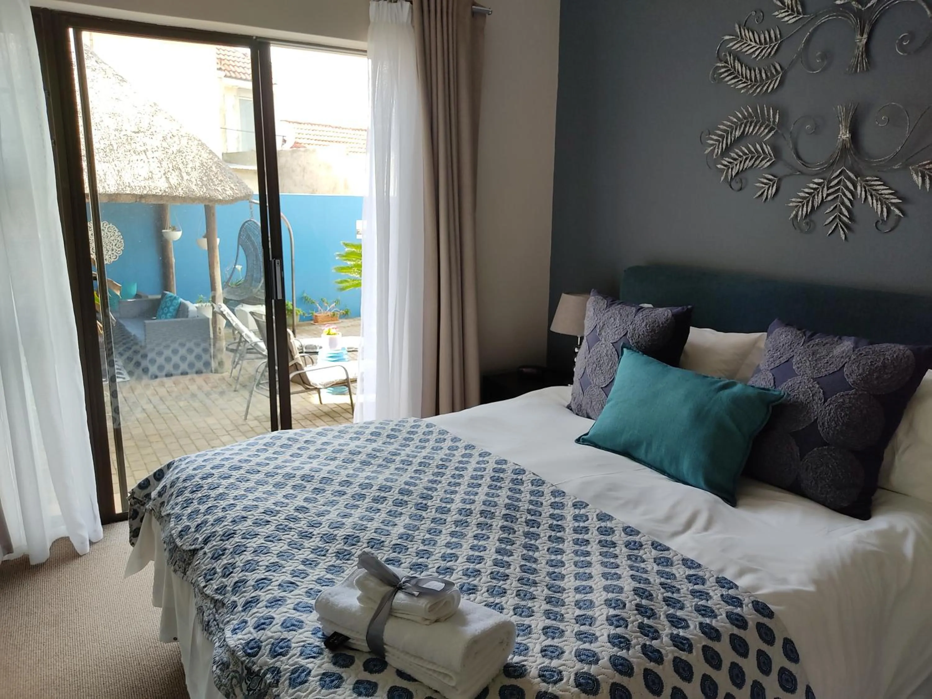 Pool view, Bed in Palm Beach Guesthouse