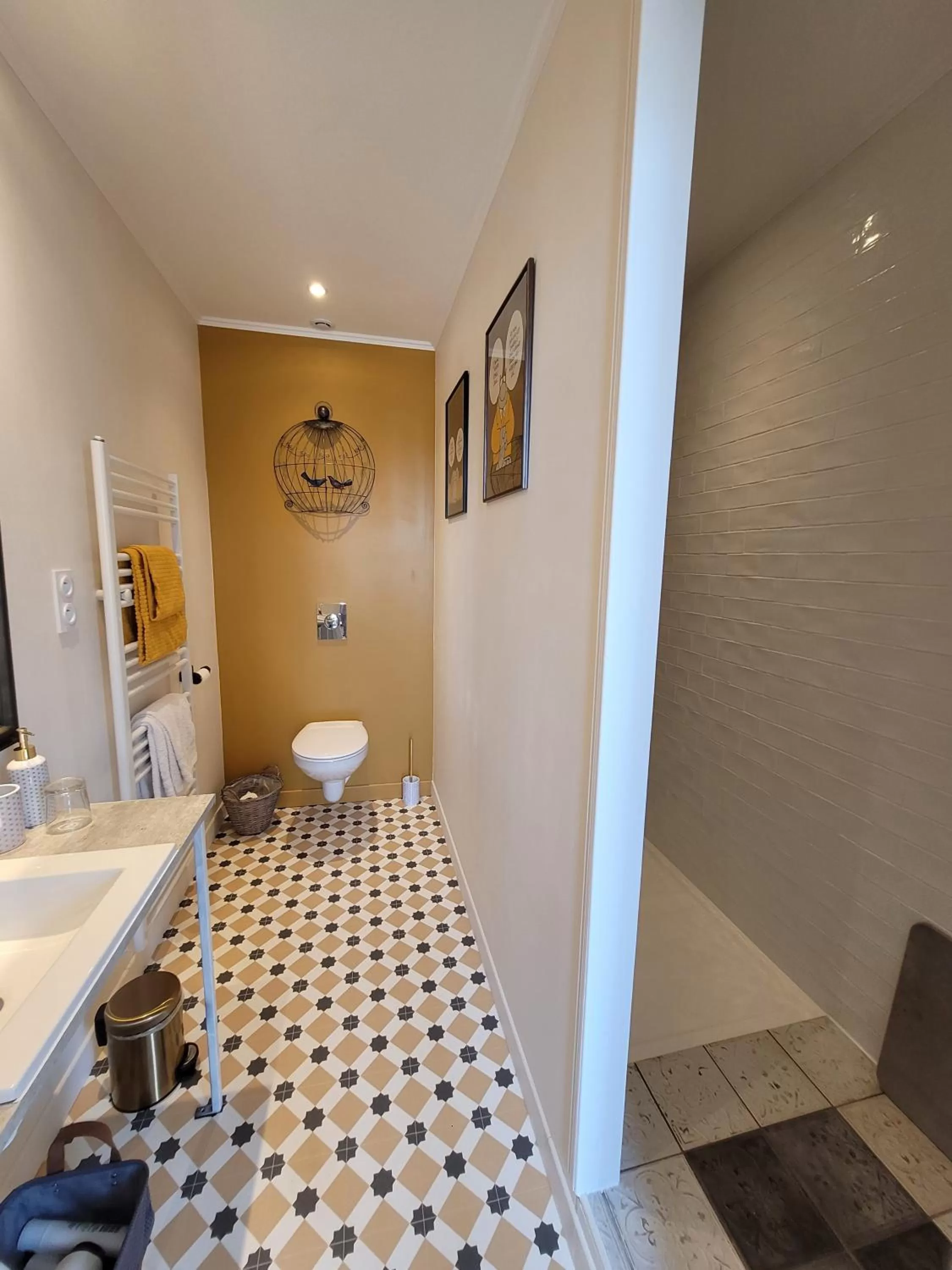 Shower in Madeleine Bergerac